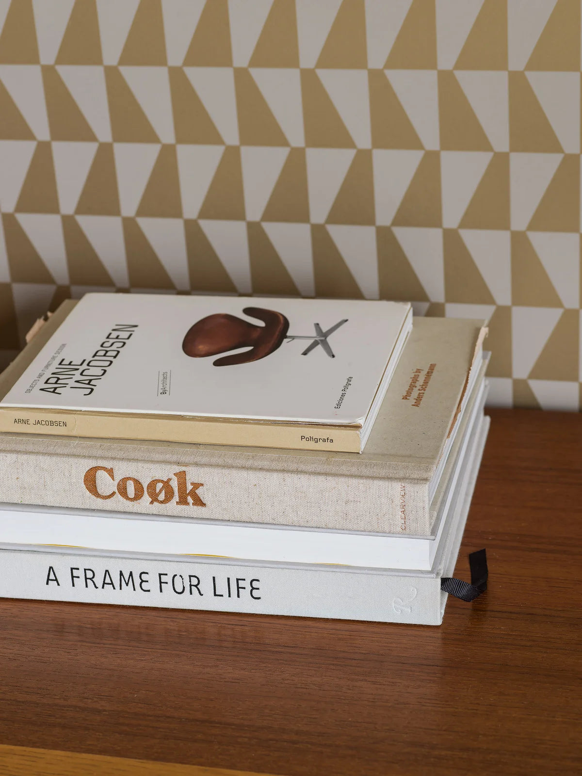 Vliesbehang met geometrisch patroon TRAPEZ beige met goud