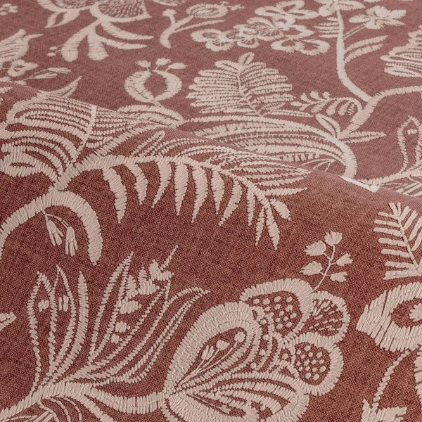 Strukturierte Tapete, die Stickerei mit floralem Motiv von Blumen und Blättern im Pastell-Ton Terrakotta mit Beige imitiert