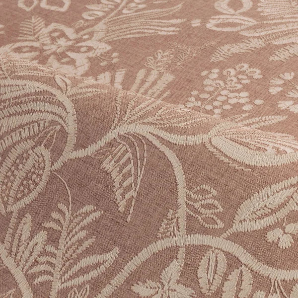 Structuurtapijt dat borduurwerk imiteert met een plantmotief van bloemen en bladeren PASTEL - NUDE donkerbeige