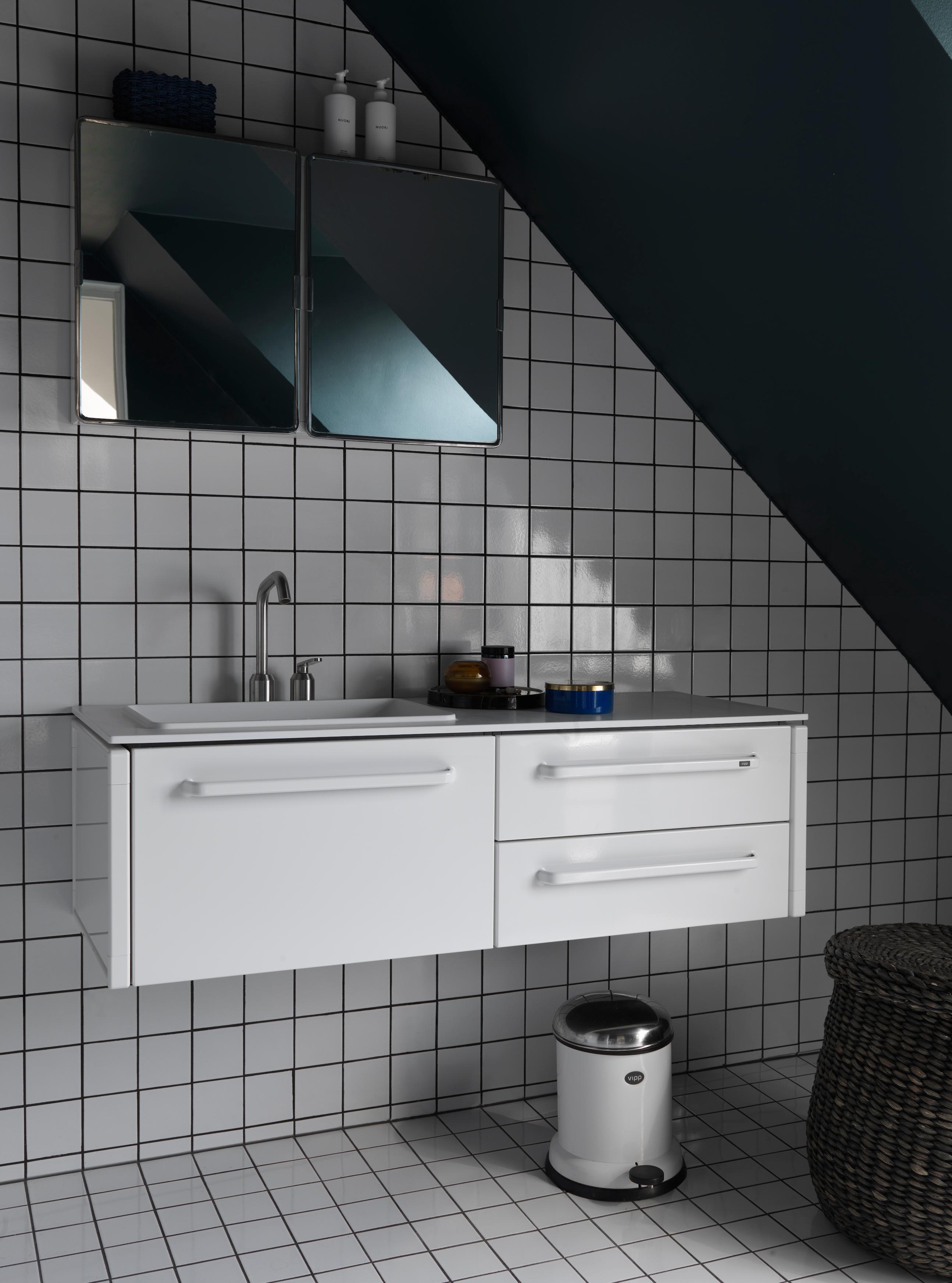 Lustro badkamer VIPP witte aluminium lijst