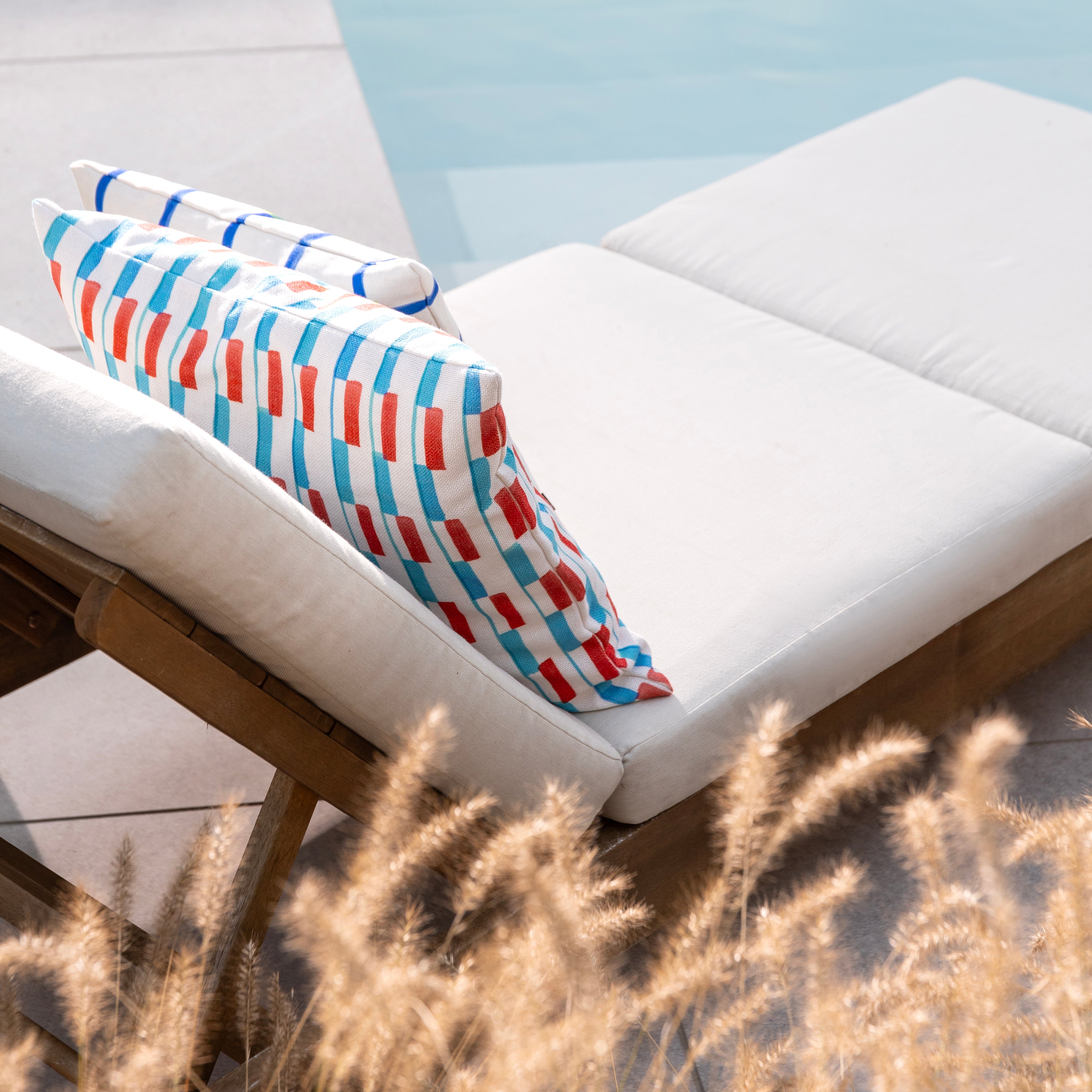 Kussenhoes CLASH wit met blauw en rood