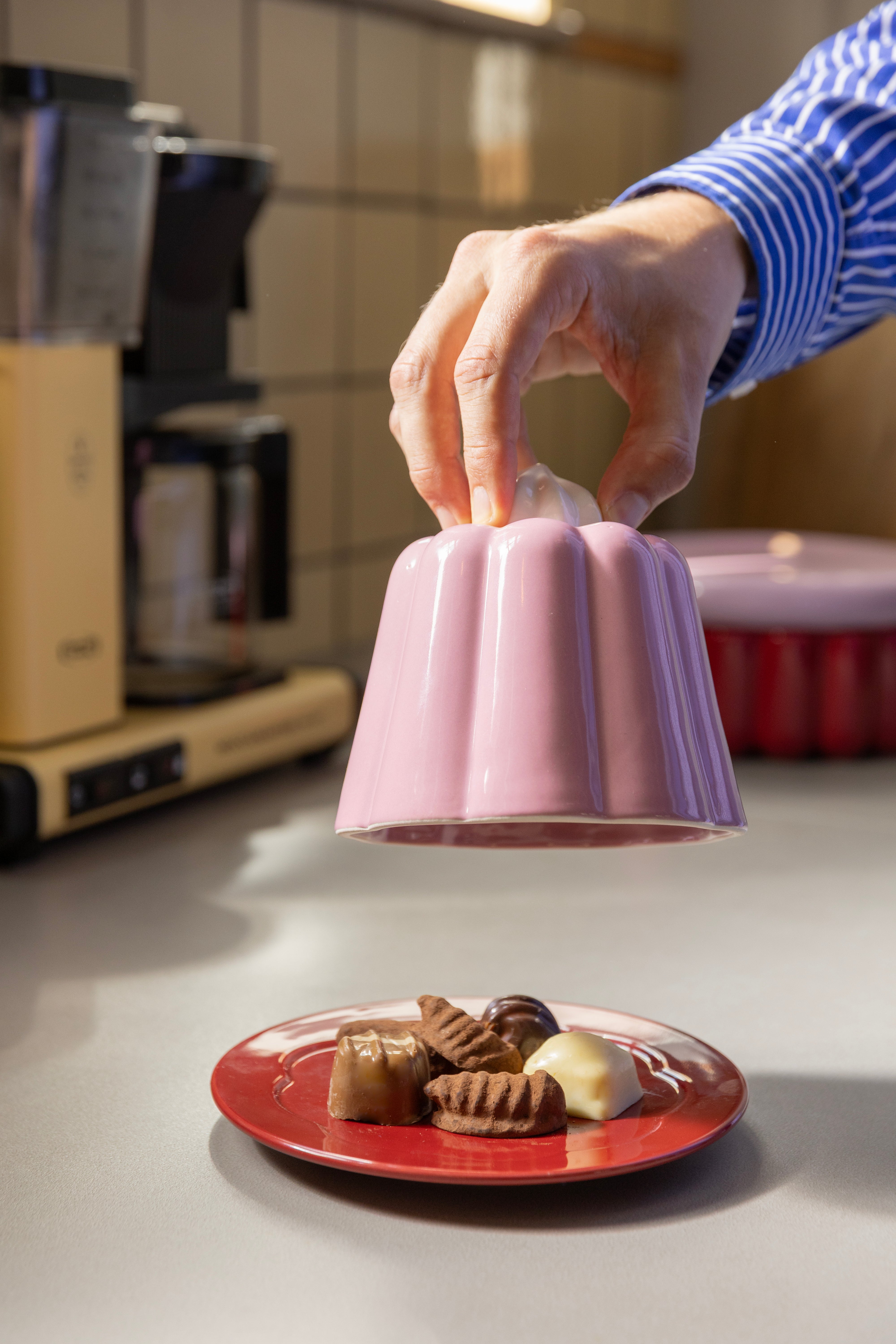 Pudding schaal met deksel roze met rood en wit