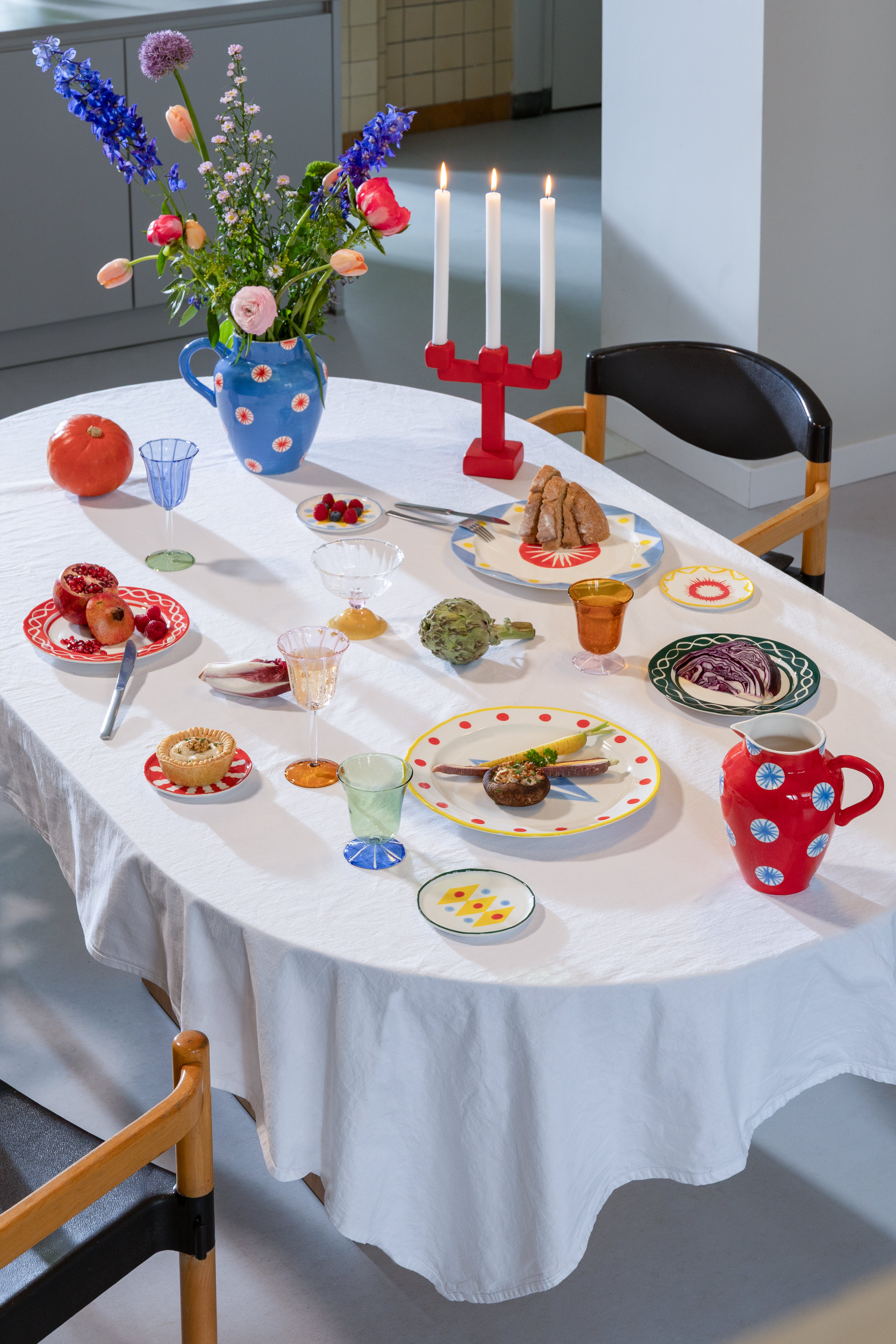 FESTIVO Breakfast Plate Set Red and White Porcelain