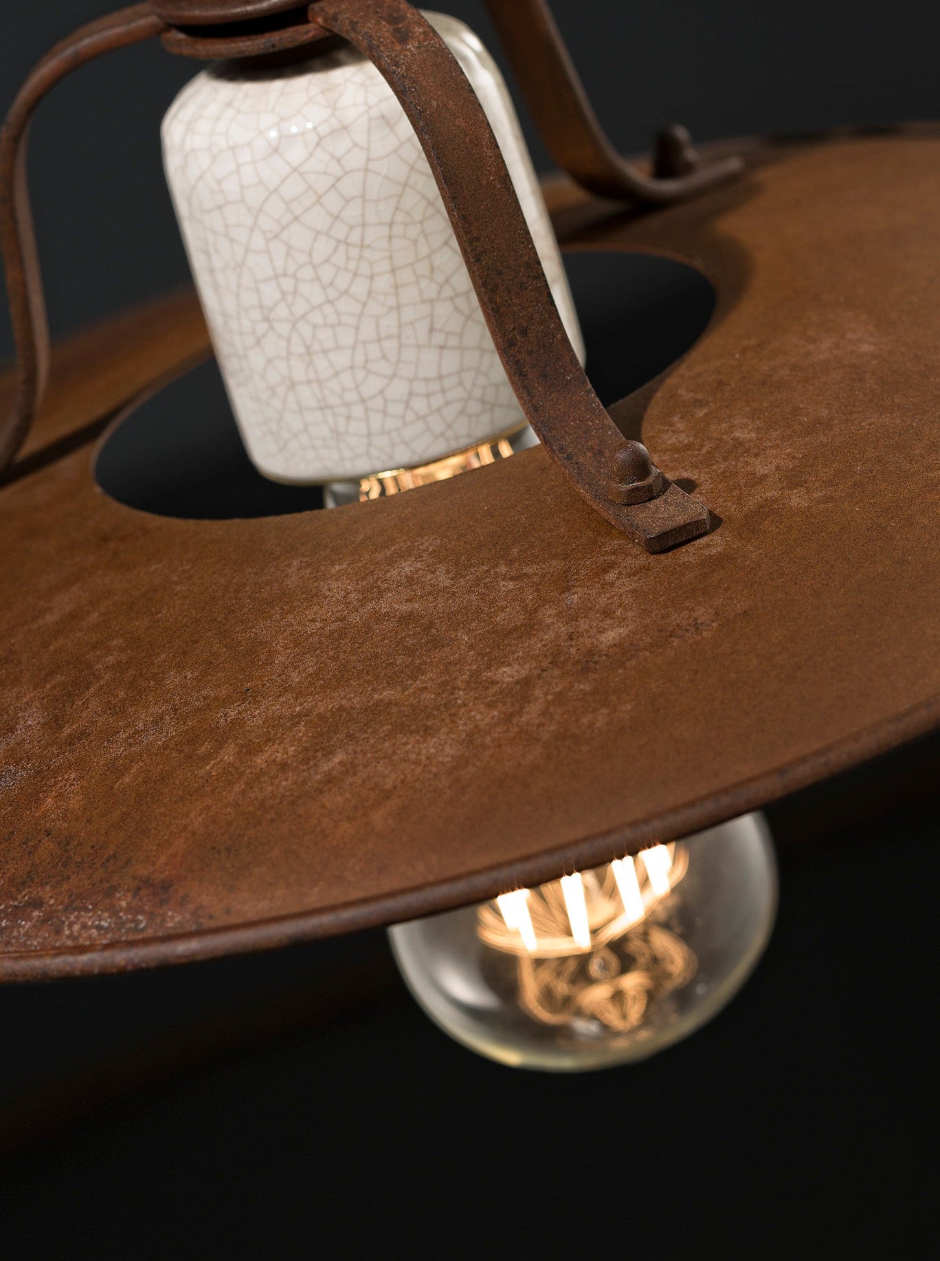 Rusty ceramic and iron wall lamp GRUNGE with a cream Craquelé effect