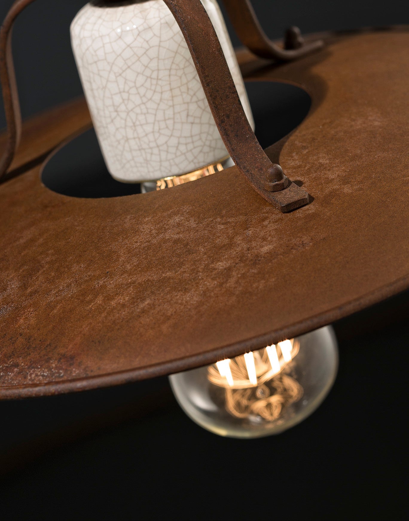 Keramische en ijzeren plafondlamp GRUNGE roestkleurig met crème craquelé-effect