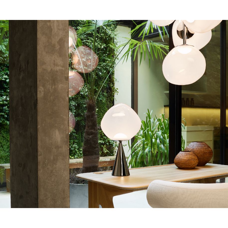 Tafellamp MELT opaliserend met zwarte voet