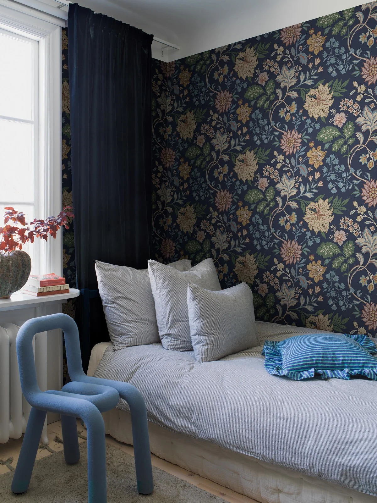 Vlies-Tapete mit Pflanzenmuster ALICIA dunkelblau mit Gelb