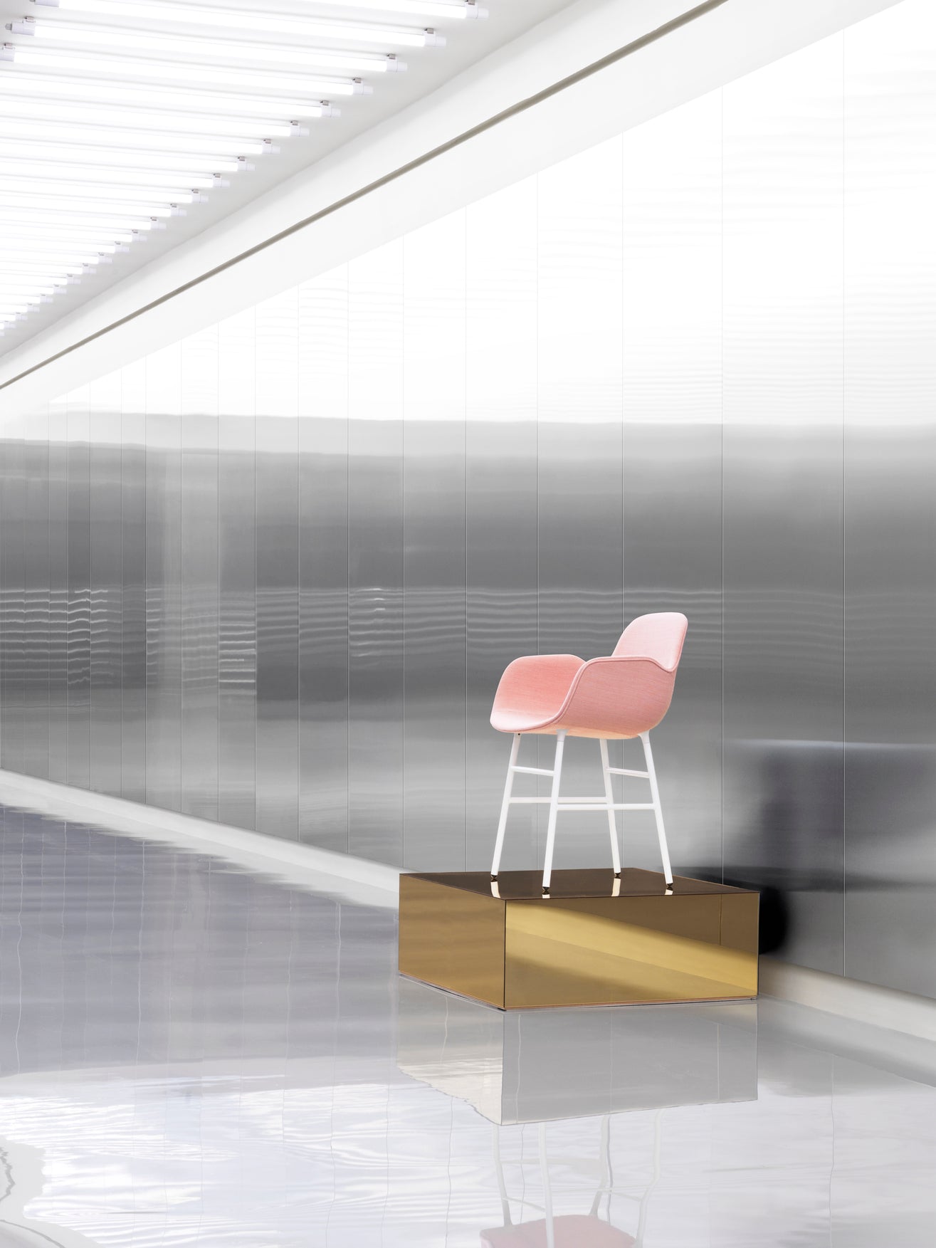 Gestoffeerde stoel met armleuningen FORM met een marineblauwe basis