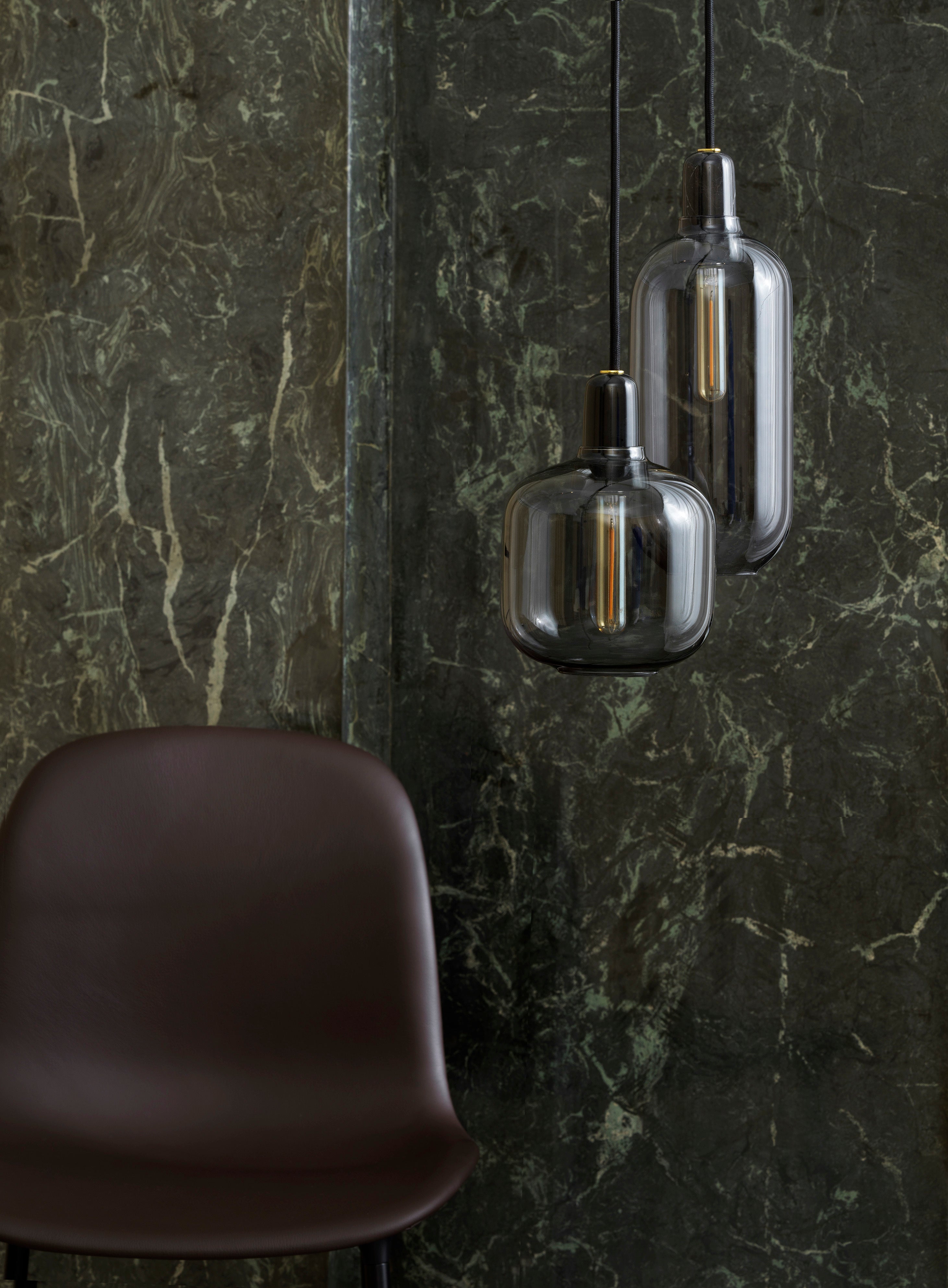 Hanglamp AMP LARGE rokerig glas met zwarte marmer