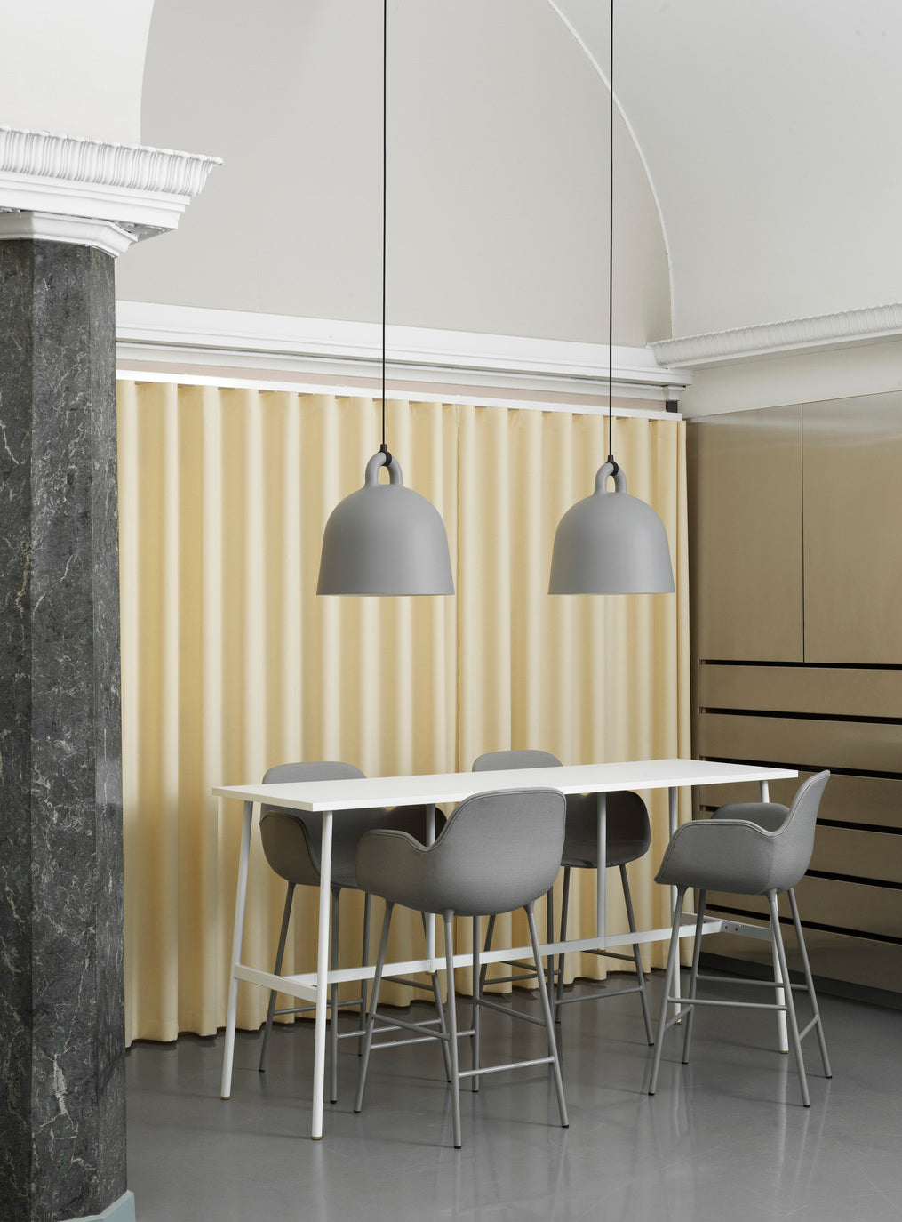 Gestoffeerde barkruk met armleuningen FORM met witte basis