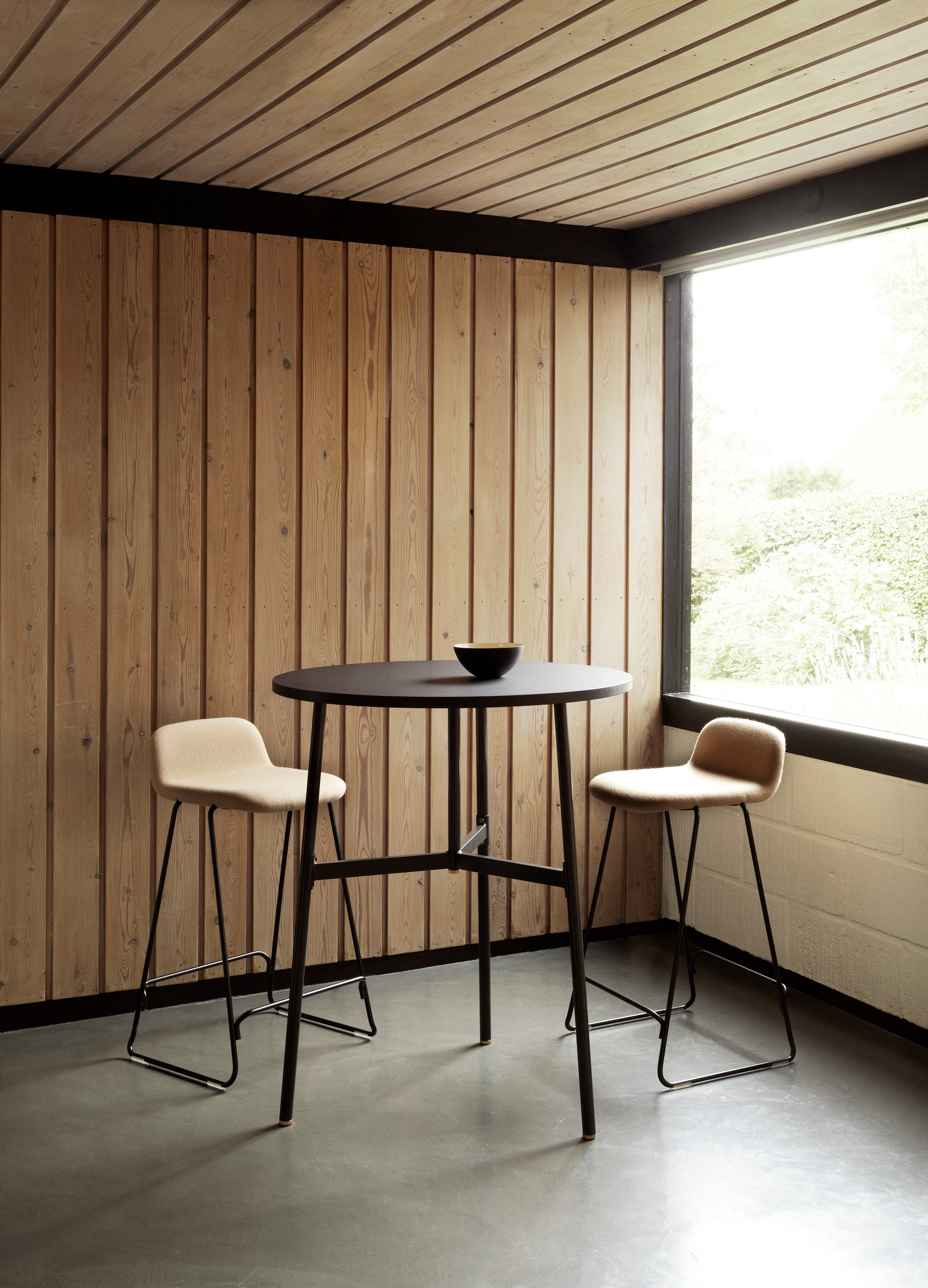 Bar chair with support of the Just black ash with a black base