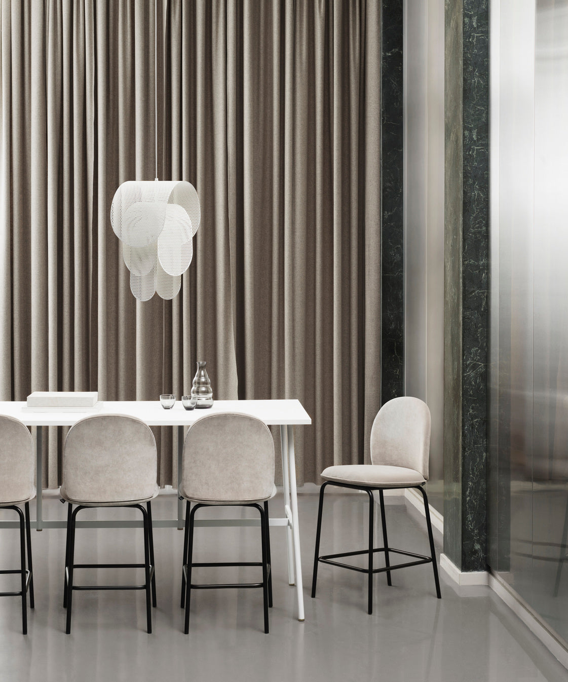 Ace bar chair black base