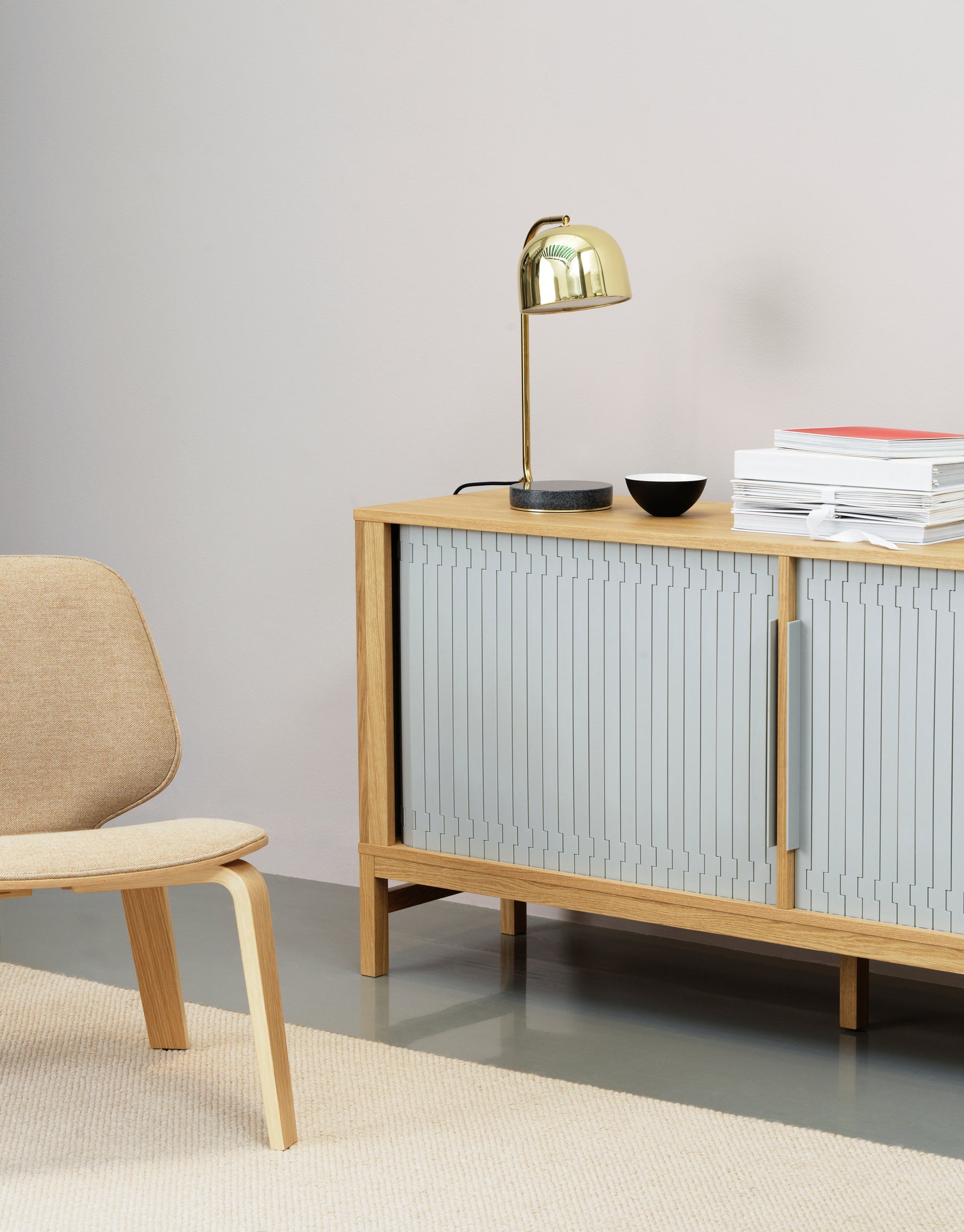 Dressoir JALOUSI van eikenhout met grijze fronten