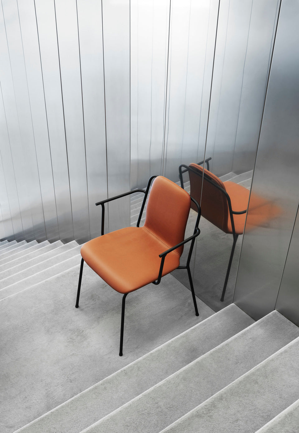 Studio fauteuil met armleuningen, bruin essenhoutfineer met zwarte basis