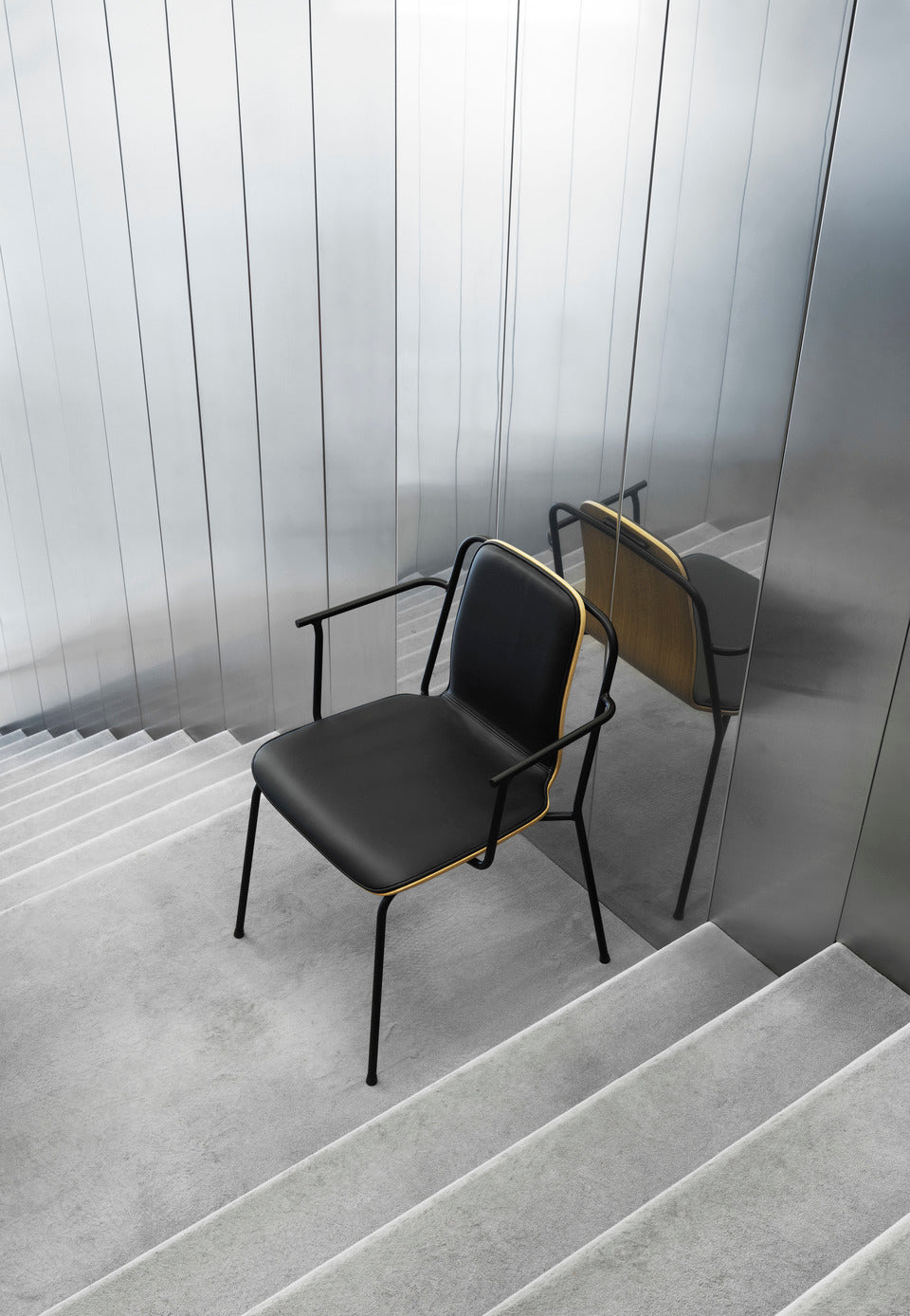 Studio fauteuil met armleuningen, bruin essenhoutfineer met zwarte basis