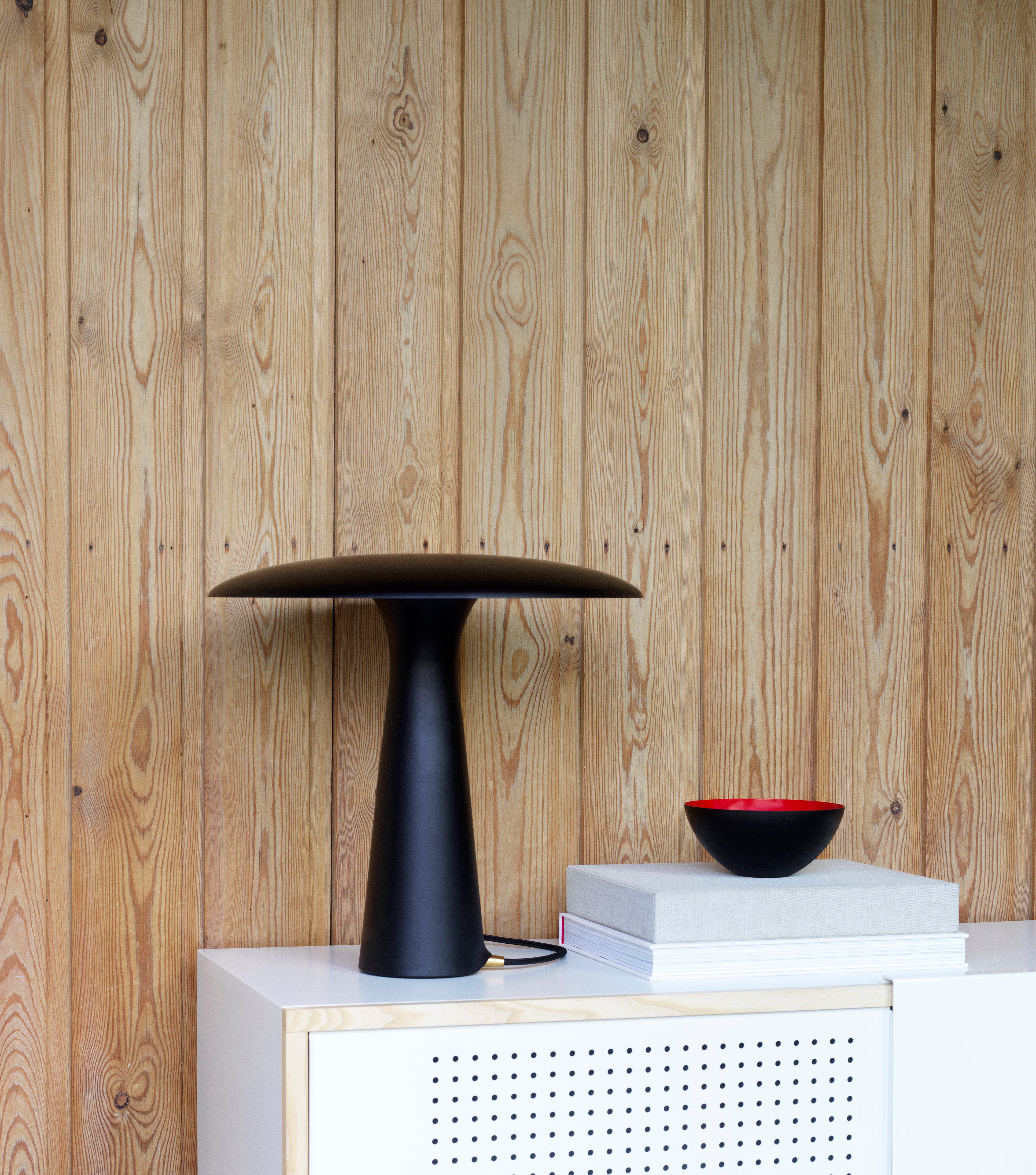 SHELTER Tischleuchte schwarz