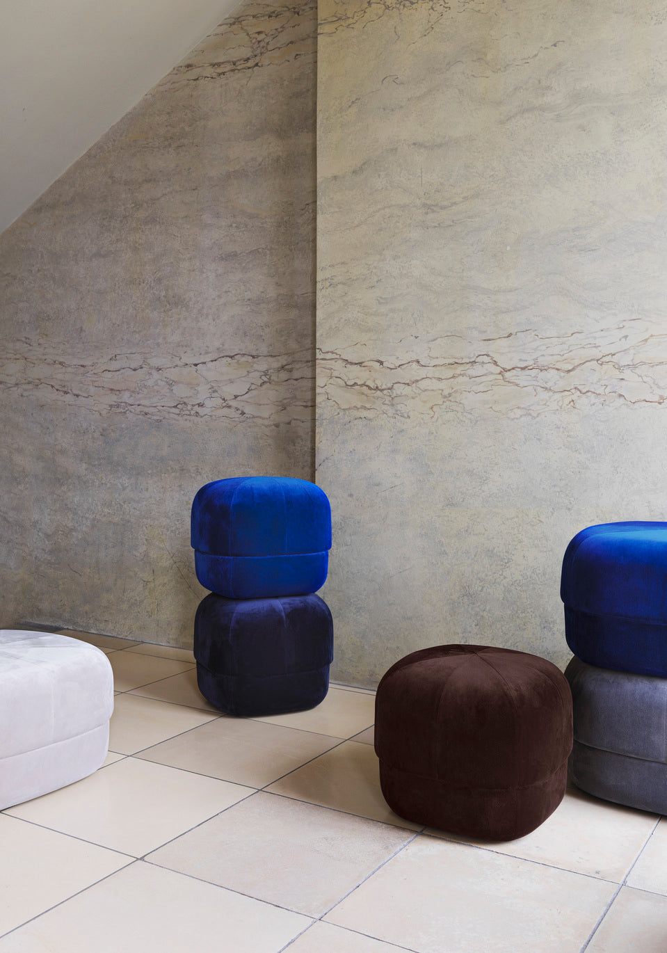 Puf CIRCUS granaatkleurig