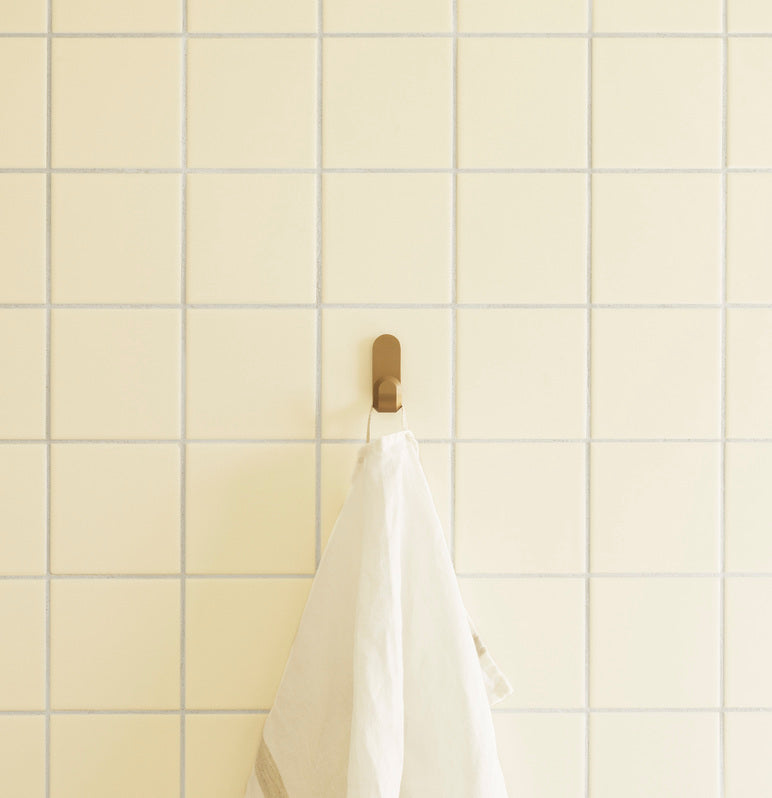 CURVE matte gold hanger set