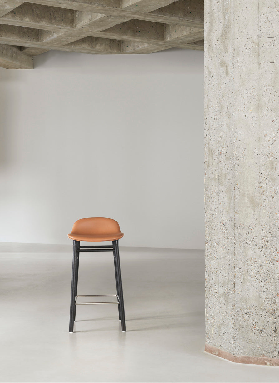 Hocker FORM zeeblauw met notenhouten basis