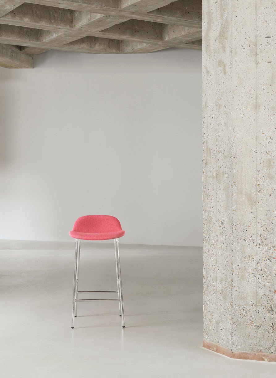 Gestoffeerde hocker FORM met verchroomde basis