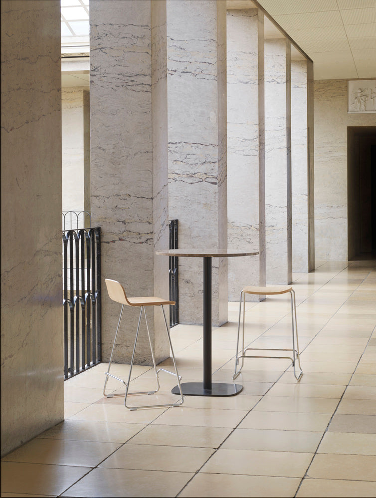 Barstuhl nur eine natürliche Eiche mit einer schwarzen Basis