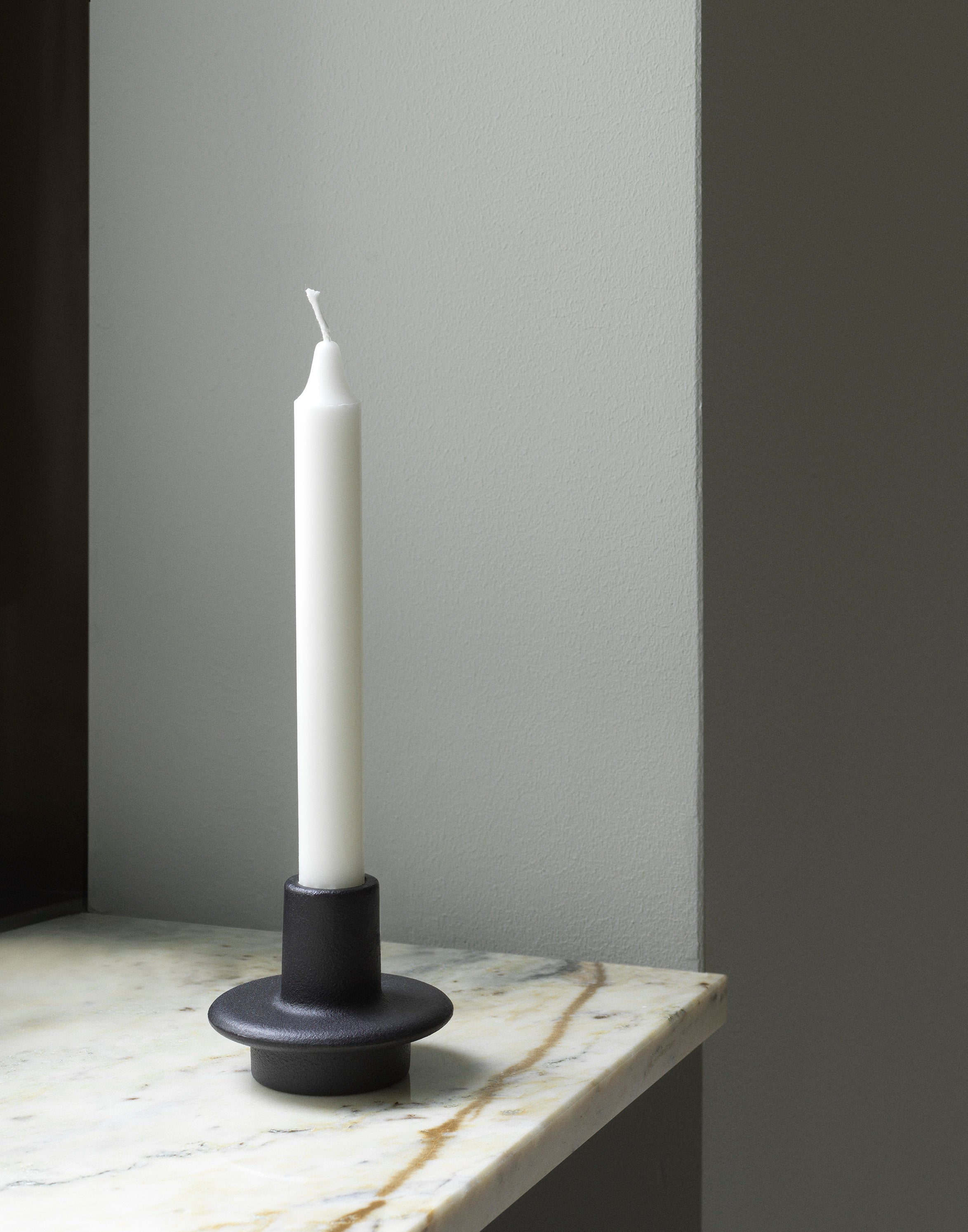 Kerzenhalter HEIMA CANDLESTICK aus schwarzem Gusseisen