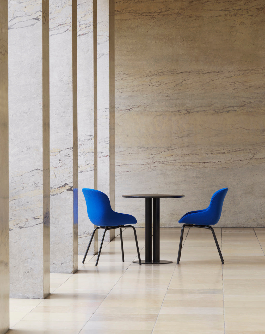 Hyg -Stuhl mit einer Olivenbasis gepolstert