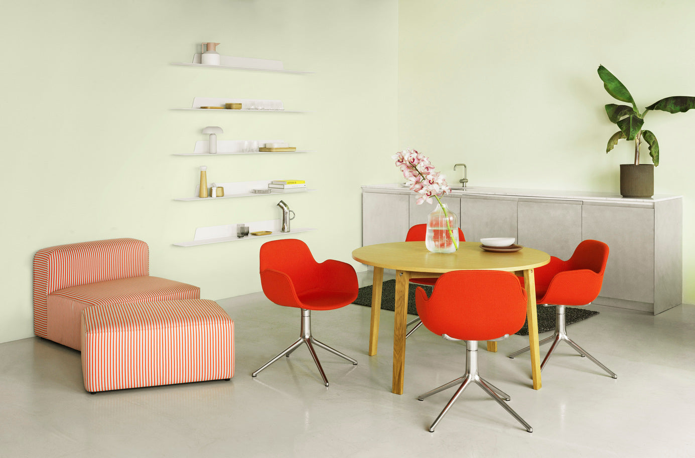 Upholstered office chair with 4L Form armrests with a black base