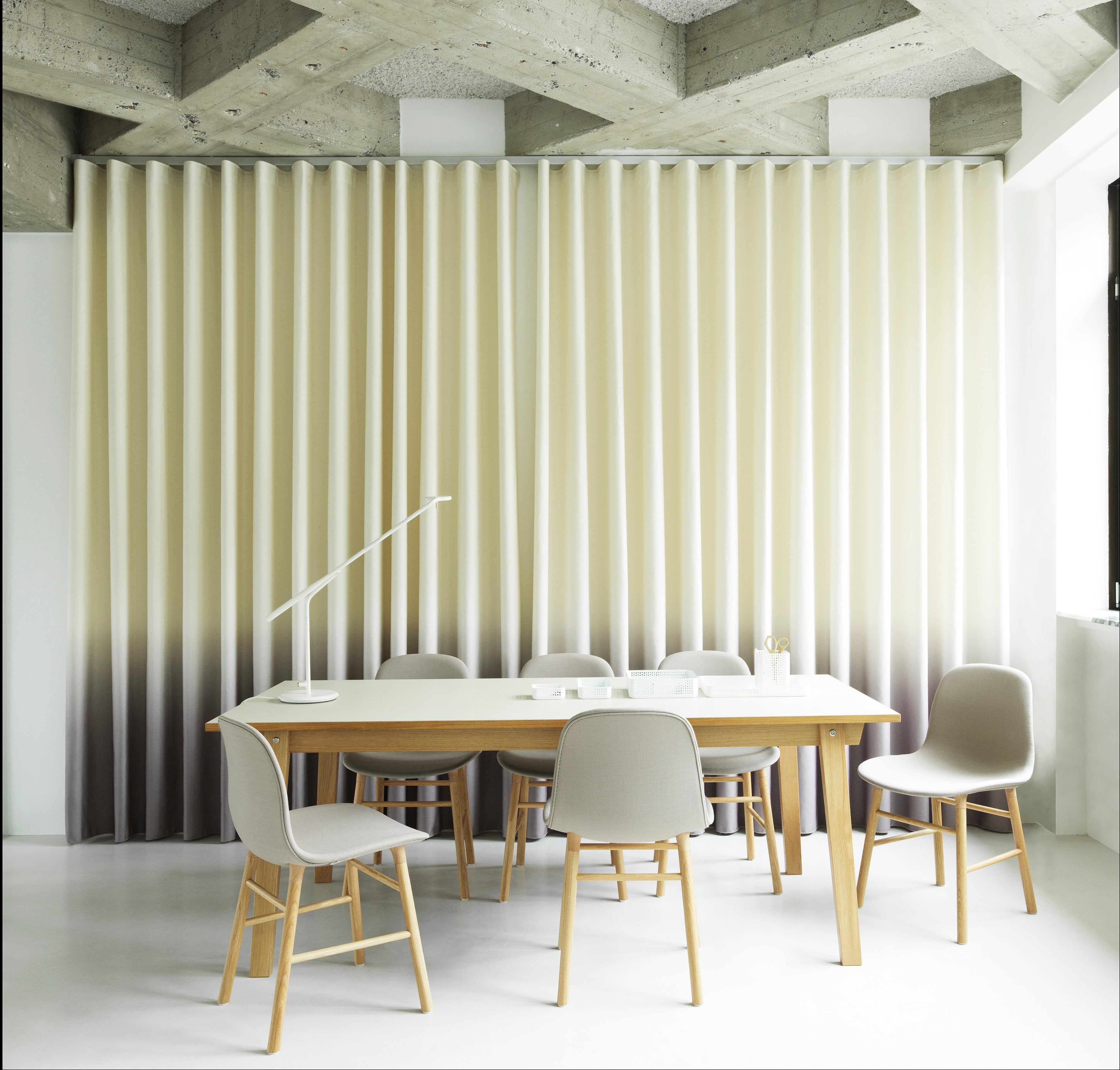 Gestoffeerde stoel FORM met eikenhouten basis