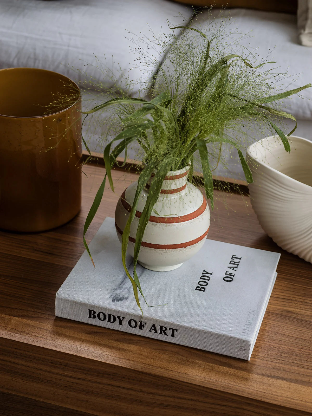 Vlies-Tapete mit pflanzlichem Muster NOCTURNE in Gold und Beige