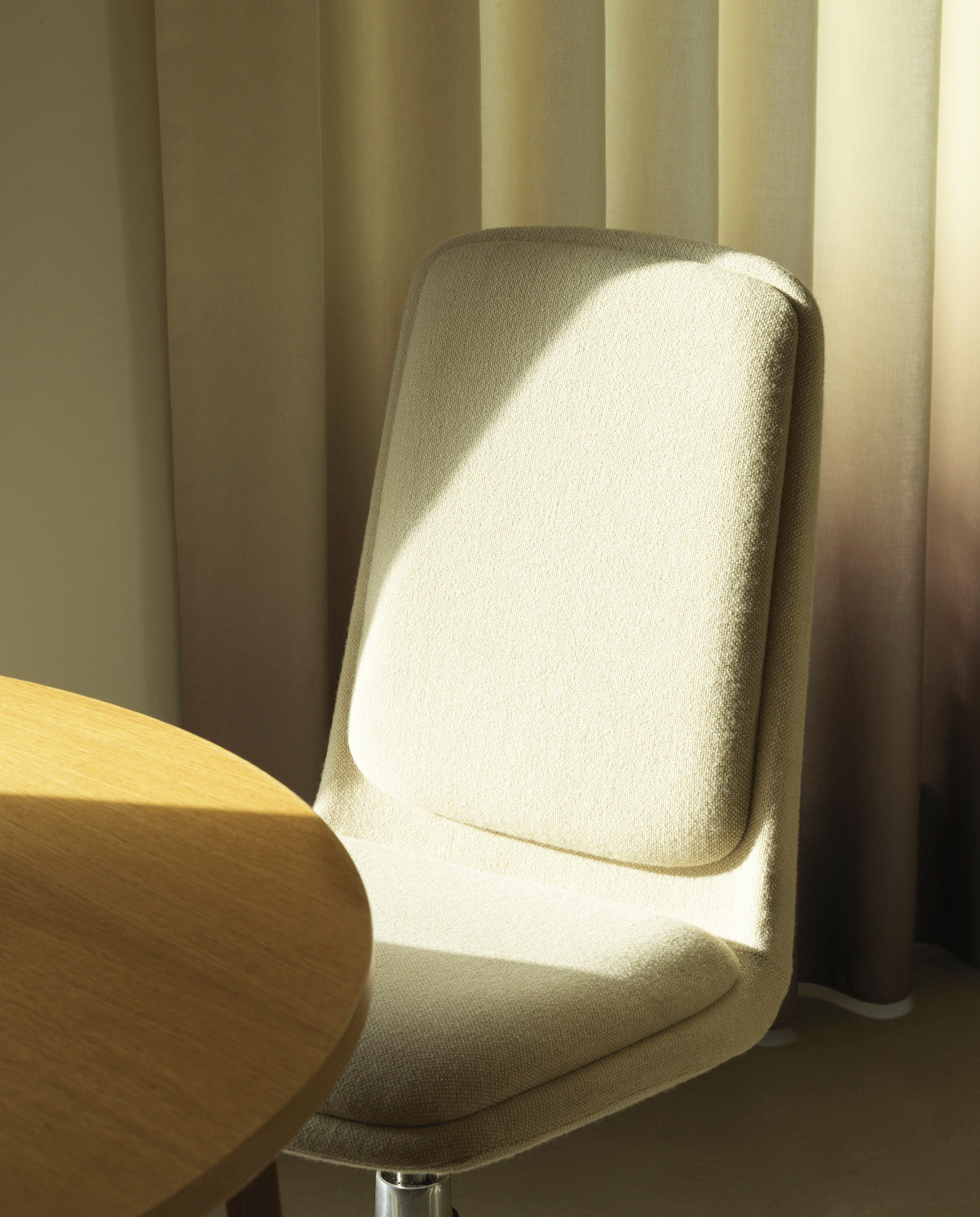 Upholstered office chair with off low 4L armrests with a black base