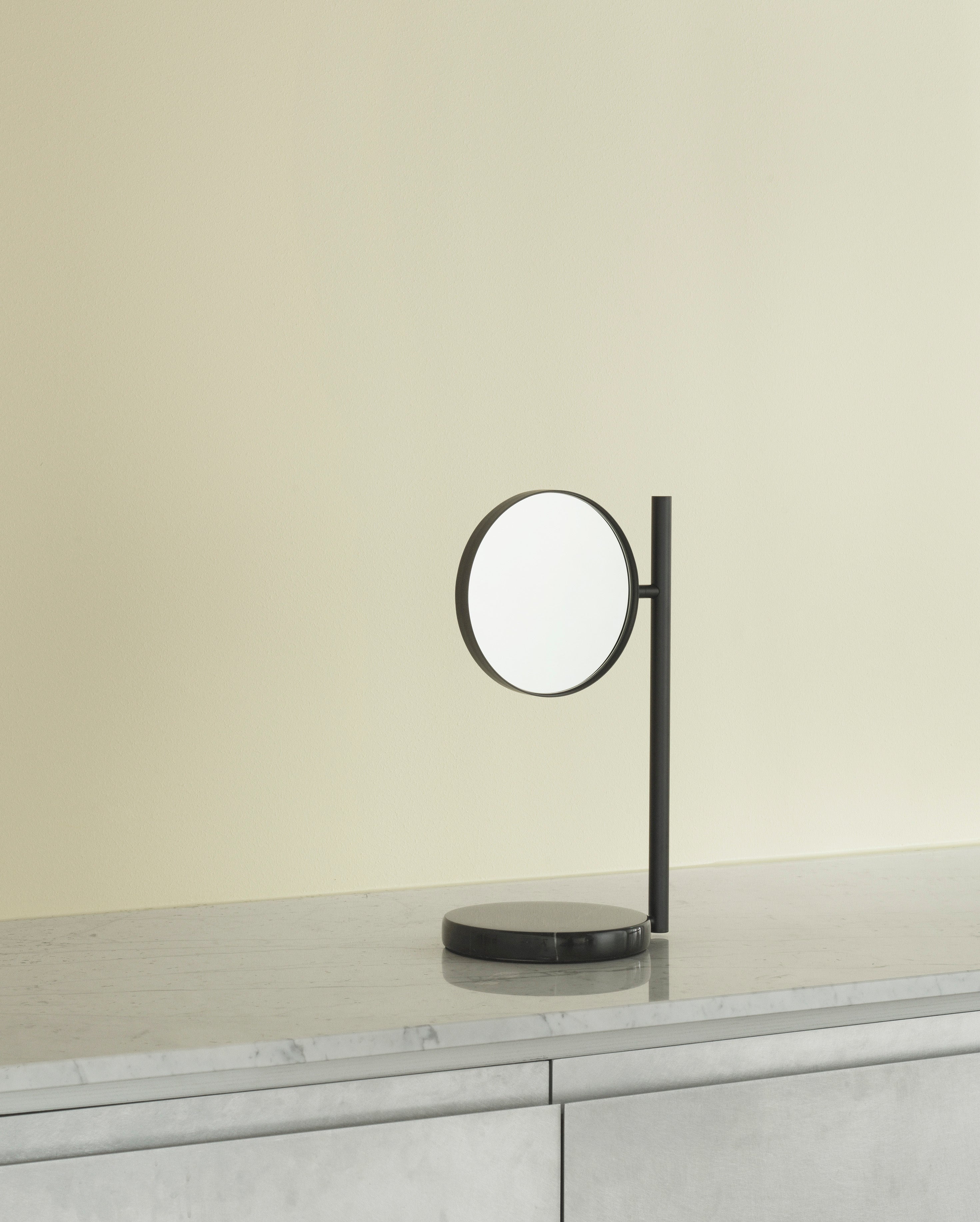 Freestanding mirror POSE black marble