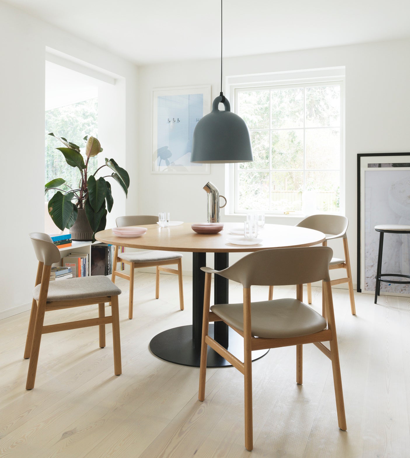 Round table Scala veneered top with a black base