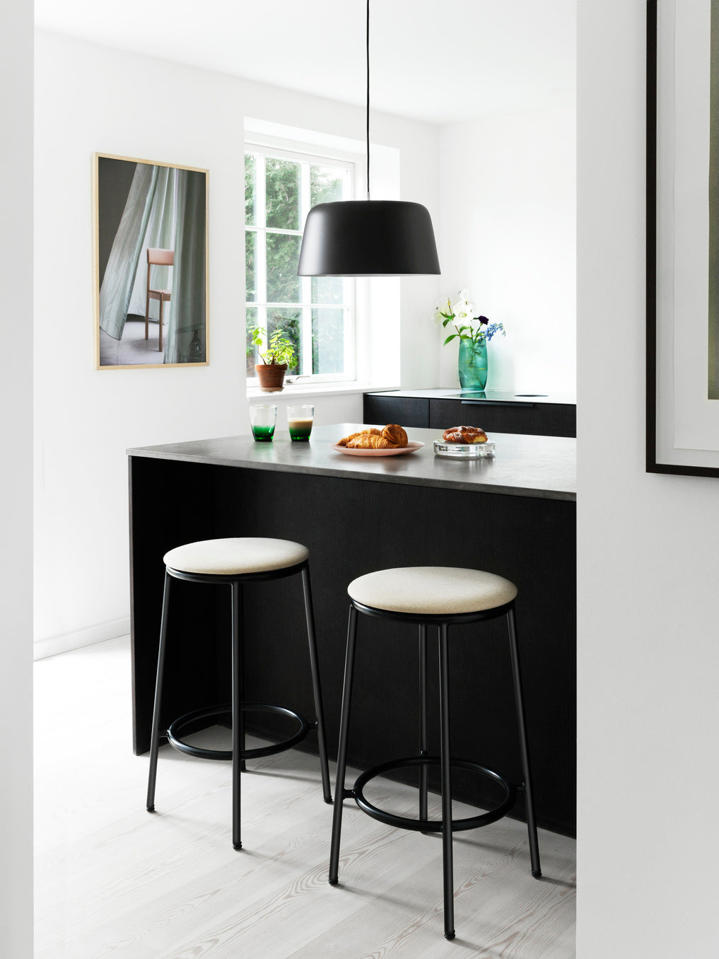 BROUND BLACK CIRCA BAR CHAIR WITH BLACK