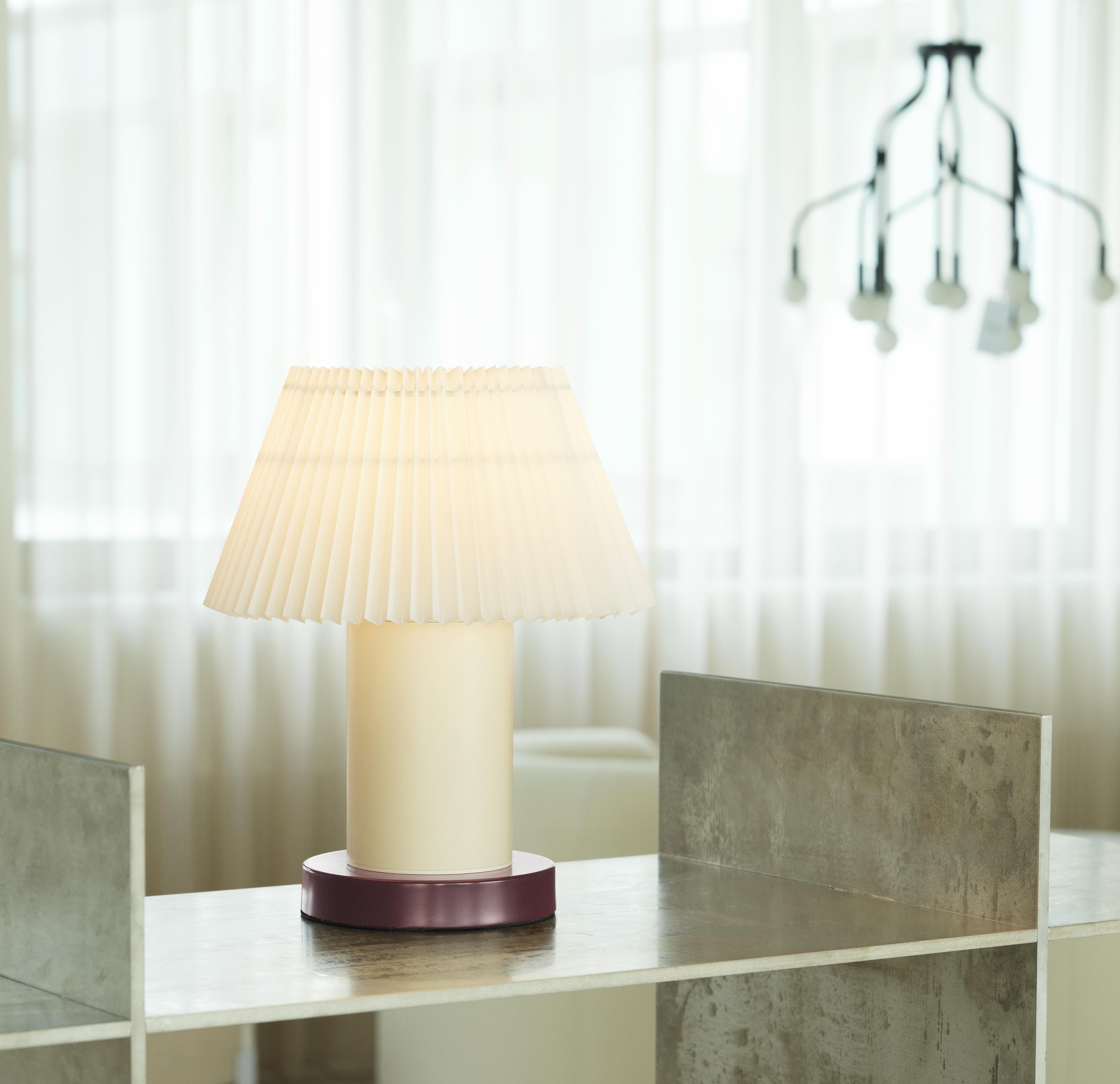 CELLU cream table lamp with a brown base
