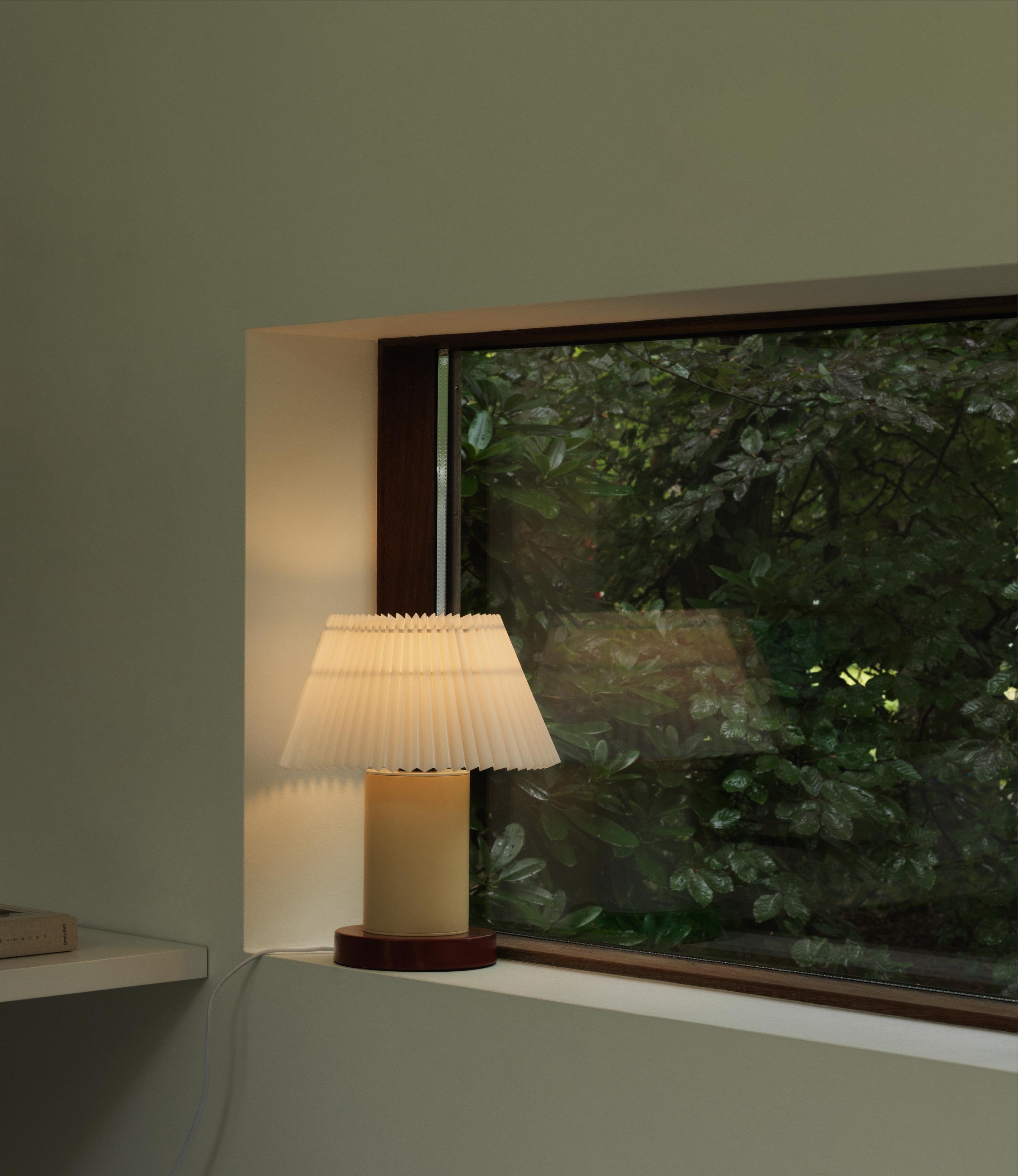 CELLU cream table lamp with a brown base