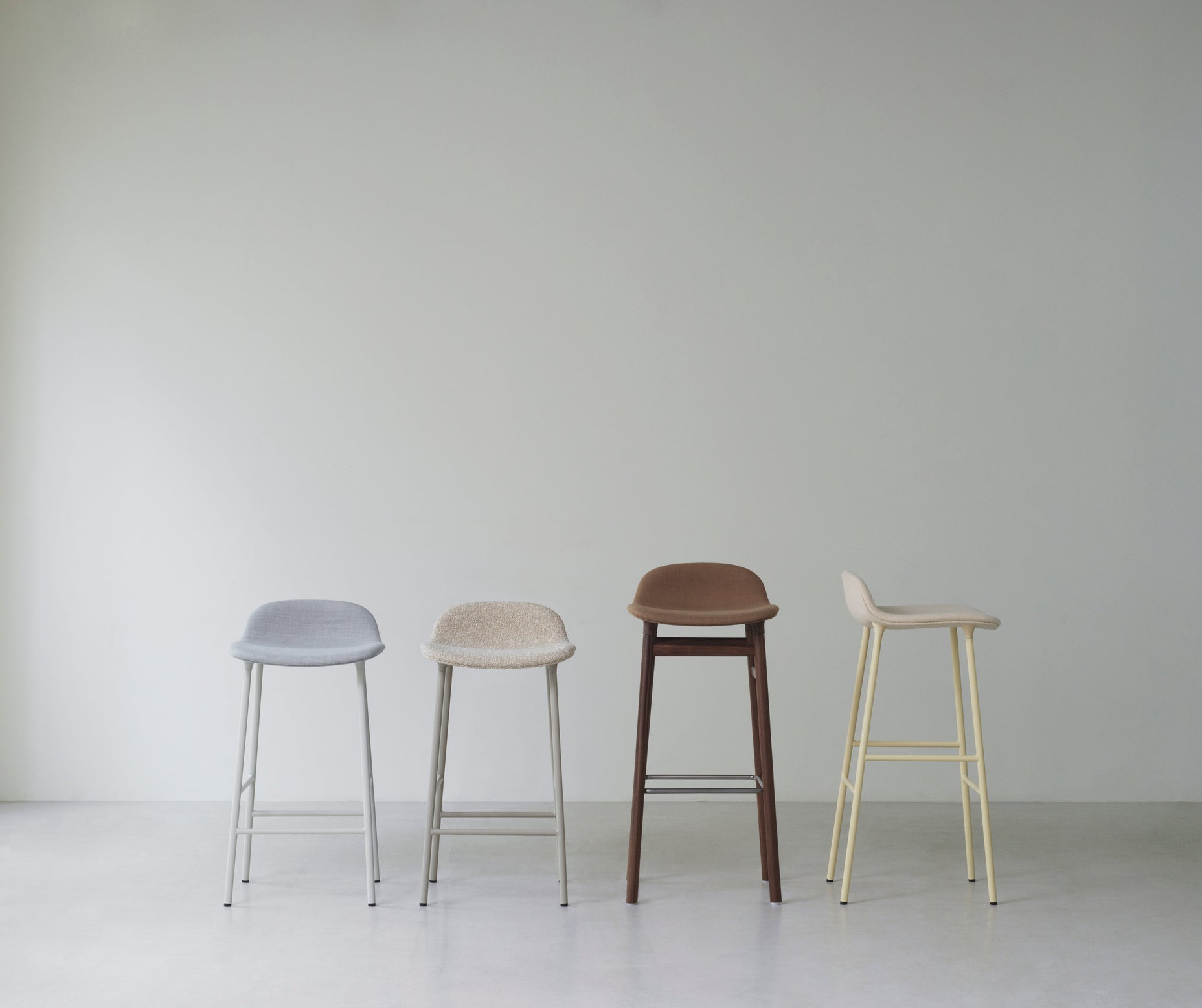 Hocker met bekleding FORM met groene basis