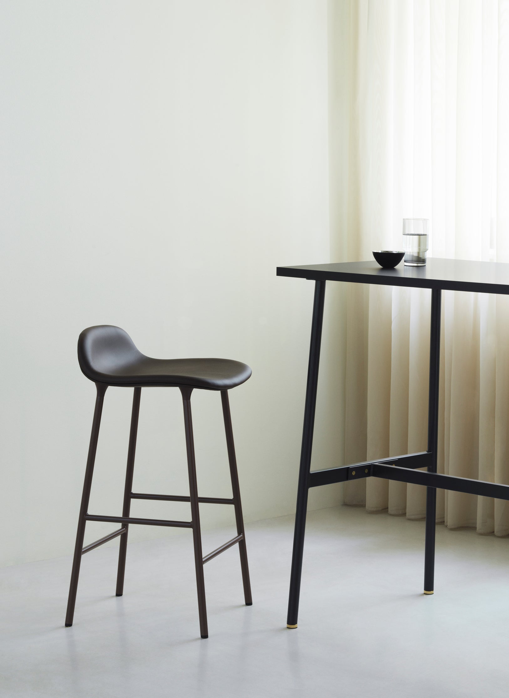 Gestoffeerde kruk FORM met rode basis