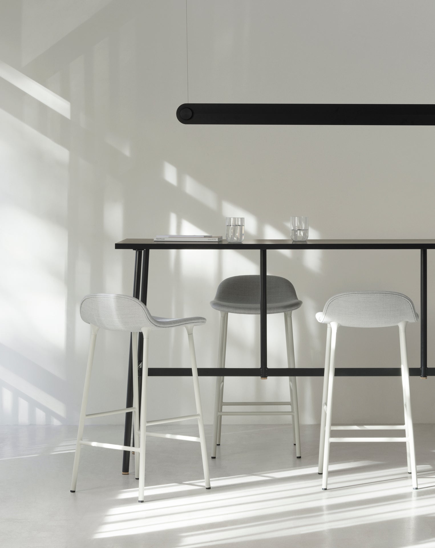 Gestoffeerde hocker FORM met lichtgrijze basis