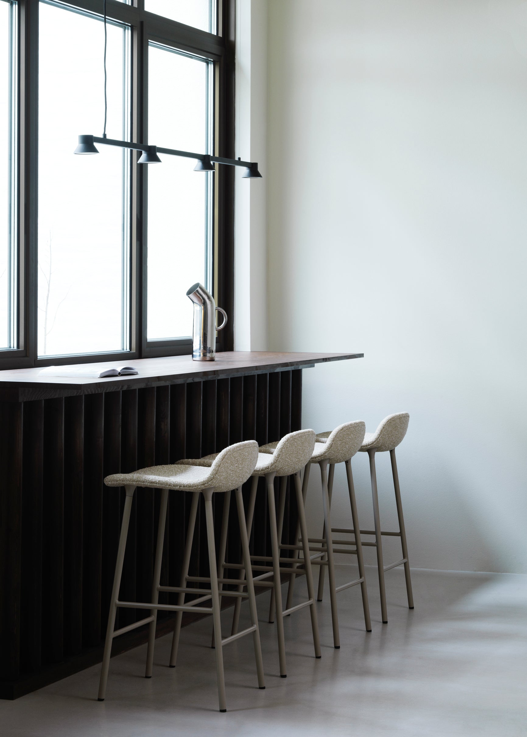 Gestoffeerde hocker FORM met verchroomde basis