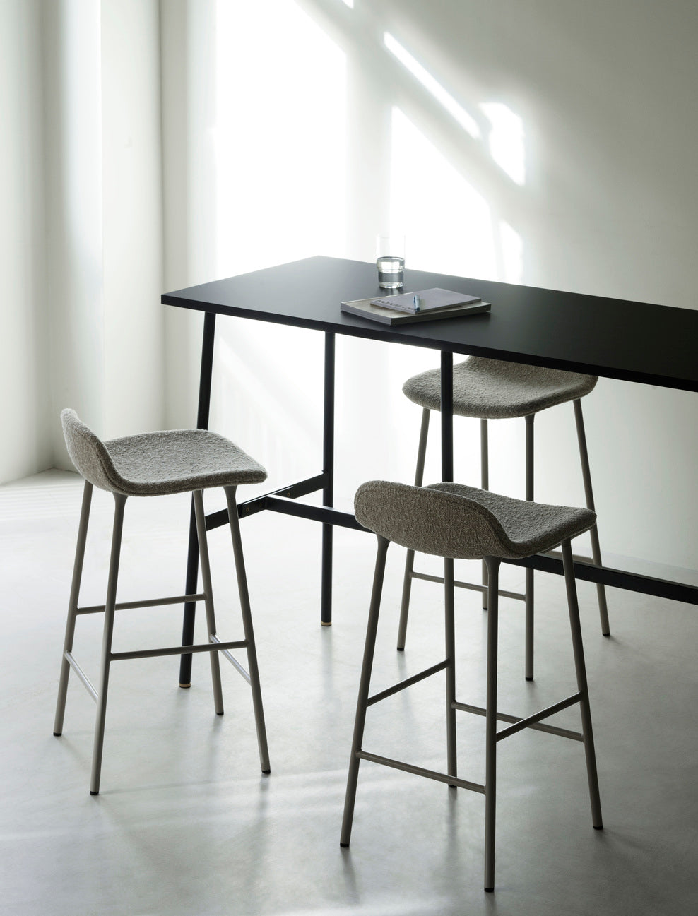 Hocker met bekleding FORM met groene basis