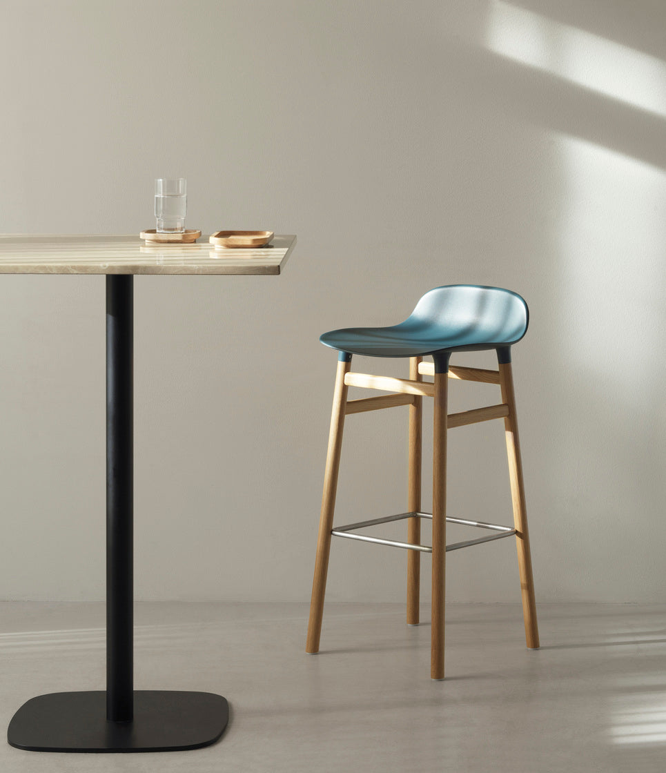 Hocker FORM zeeblauw met notenhouten basis