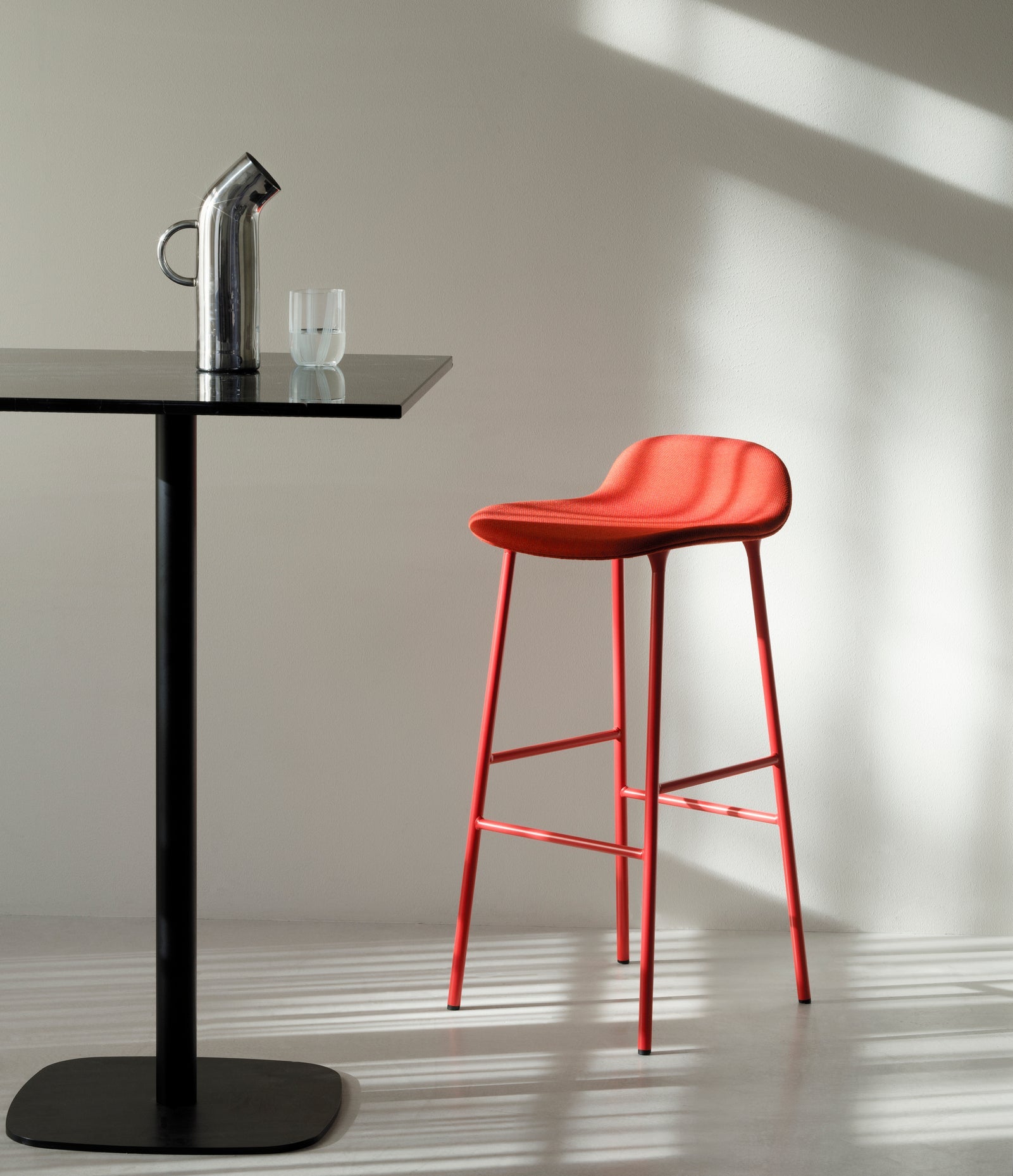 Hocker met bekleding FORM met groene basis
