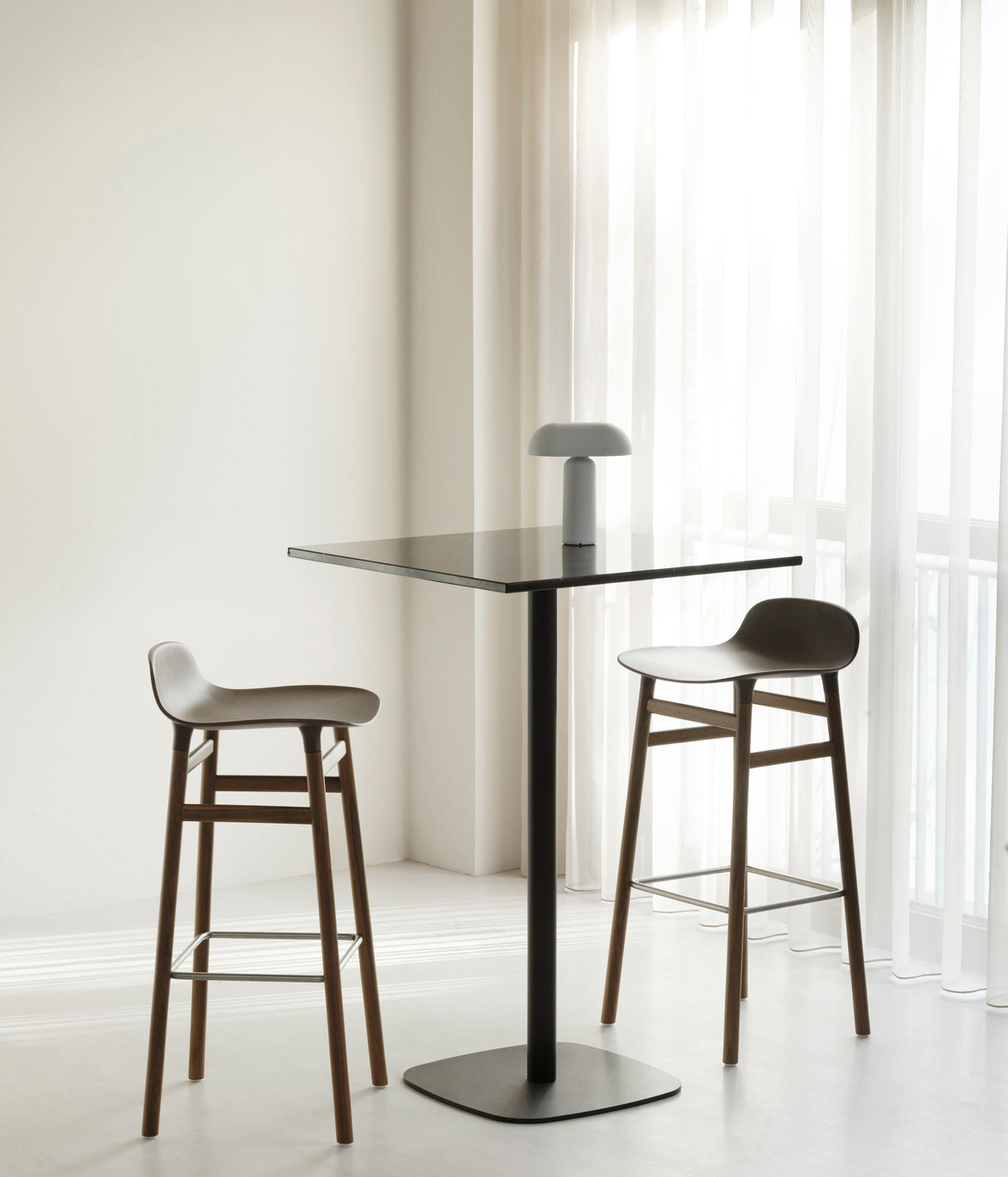 Hocker FORM zeeblauw met notenhouten basis