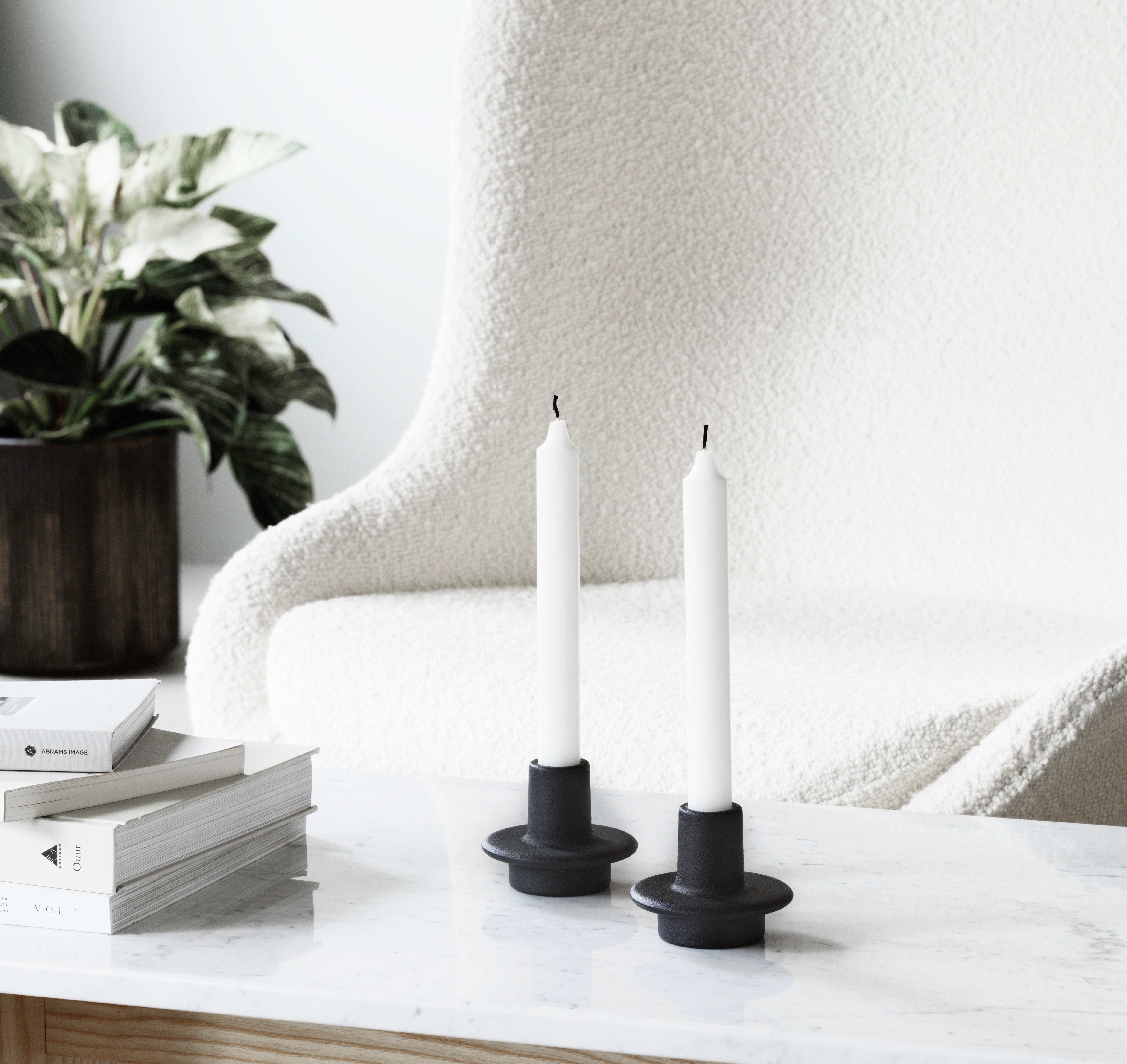 Kerzenhalter HEIMA CANDLESTICK aus schwarzem Gusseisen