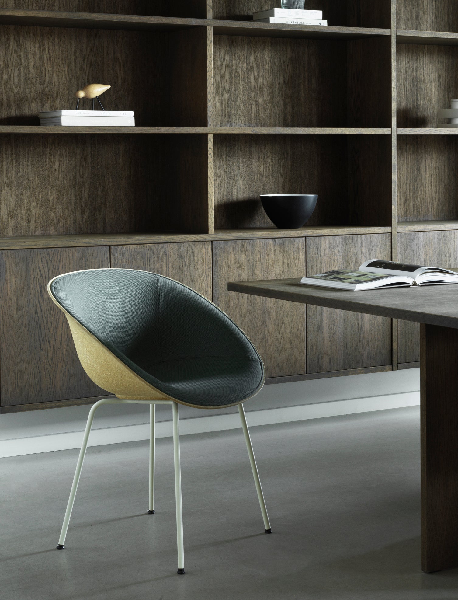 Gestoffeerde MAT stoel met een crèmekleurige basis