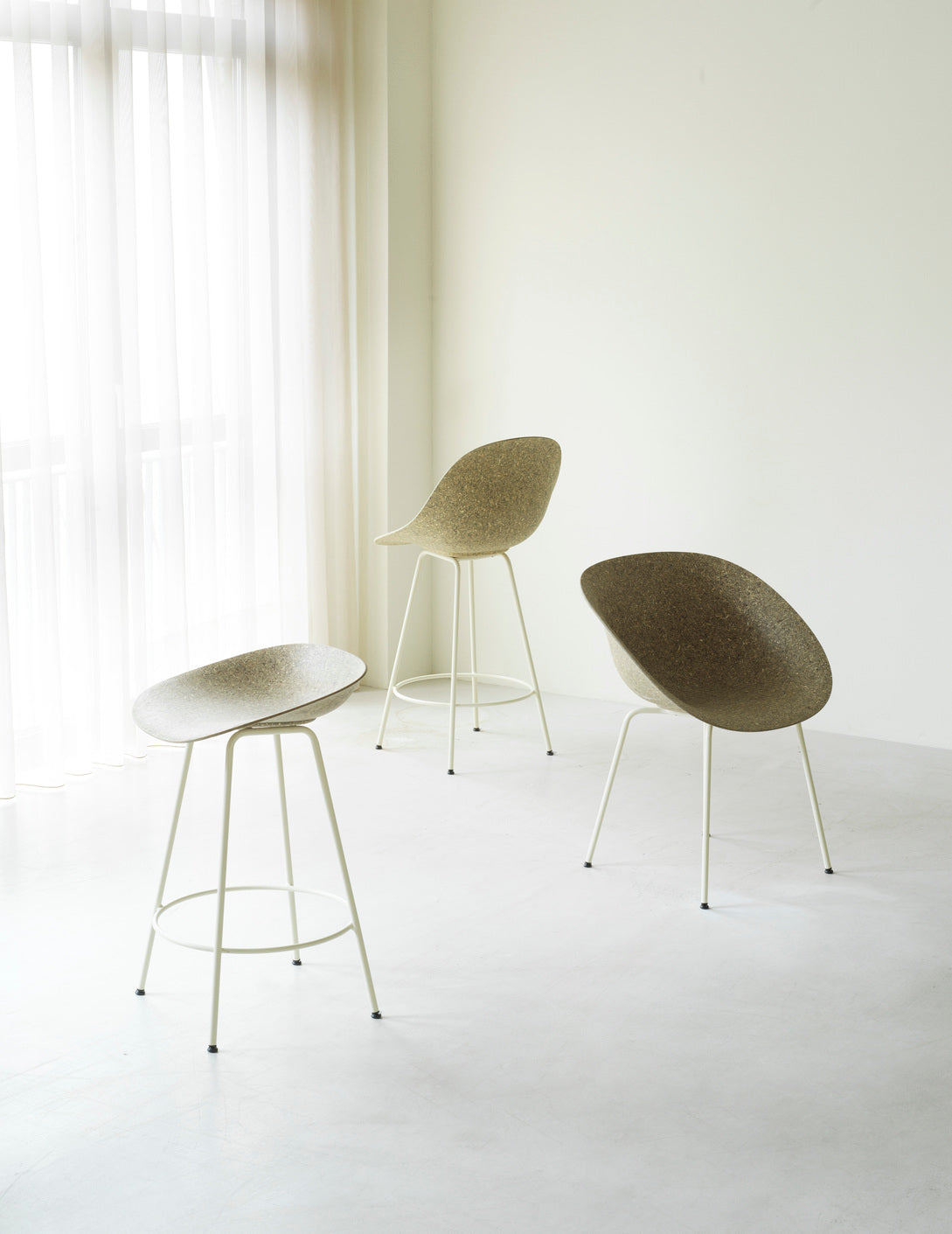 Barstuhl mit einer beige Matte mit einer schwarzen Basis