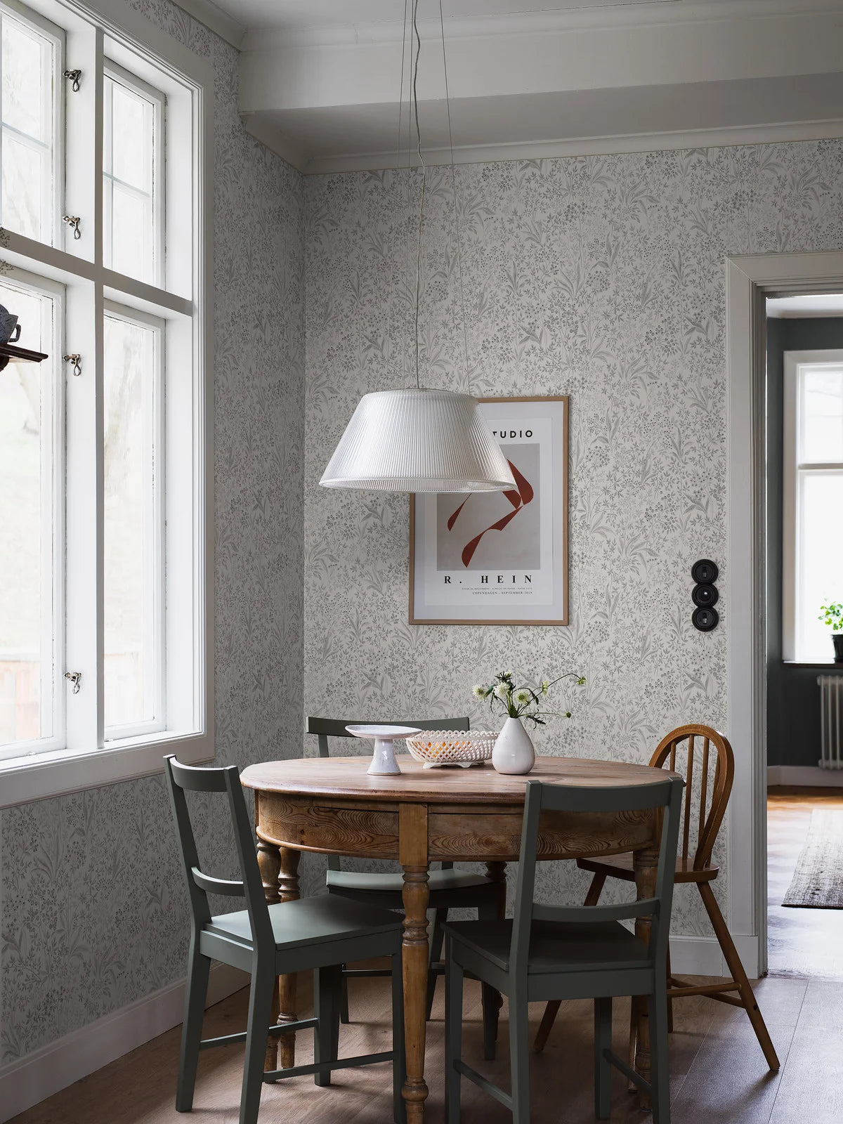 Vliesbehang van papier met plantaal patroon NOCTURNE lichtgrijs