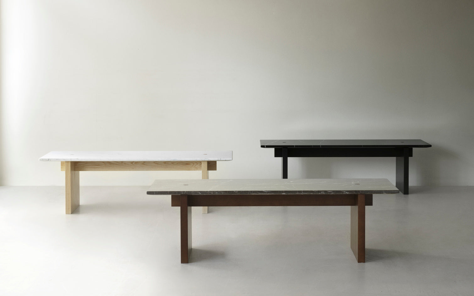 Solide dunkelbrauner Couchtisch