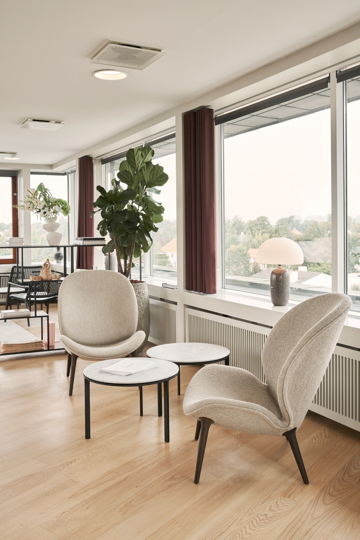 Fauteuil LODGE bruin schapenvacht met een donkere eiken basis